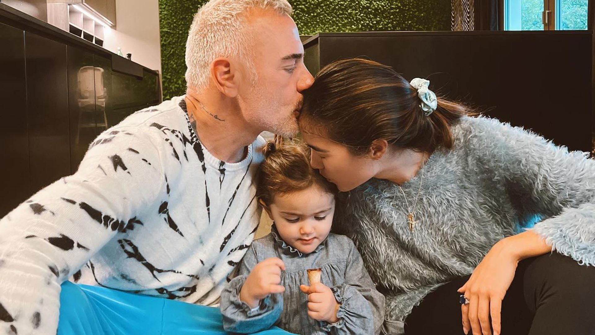 sharon fonseca y gianluca vacchi con su hija blu jerusalema