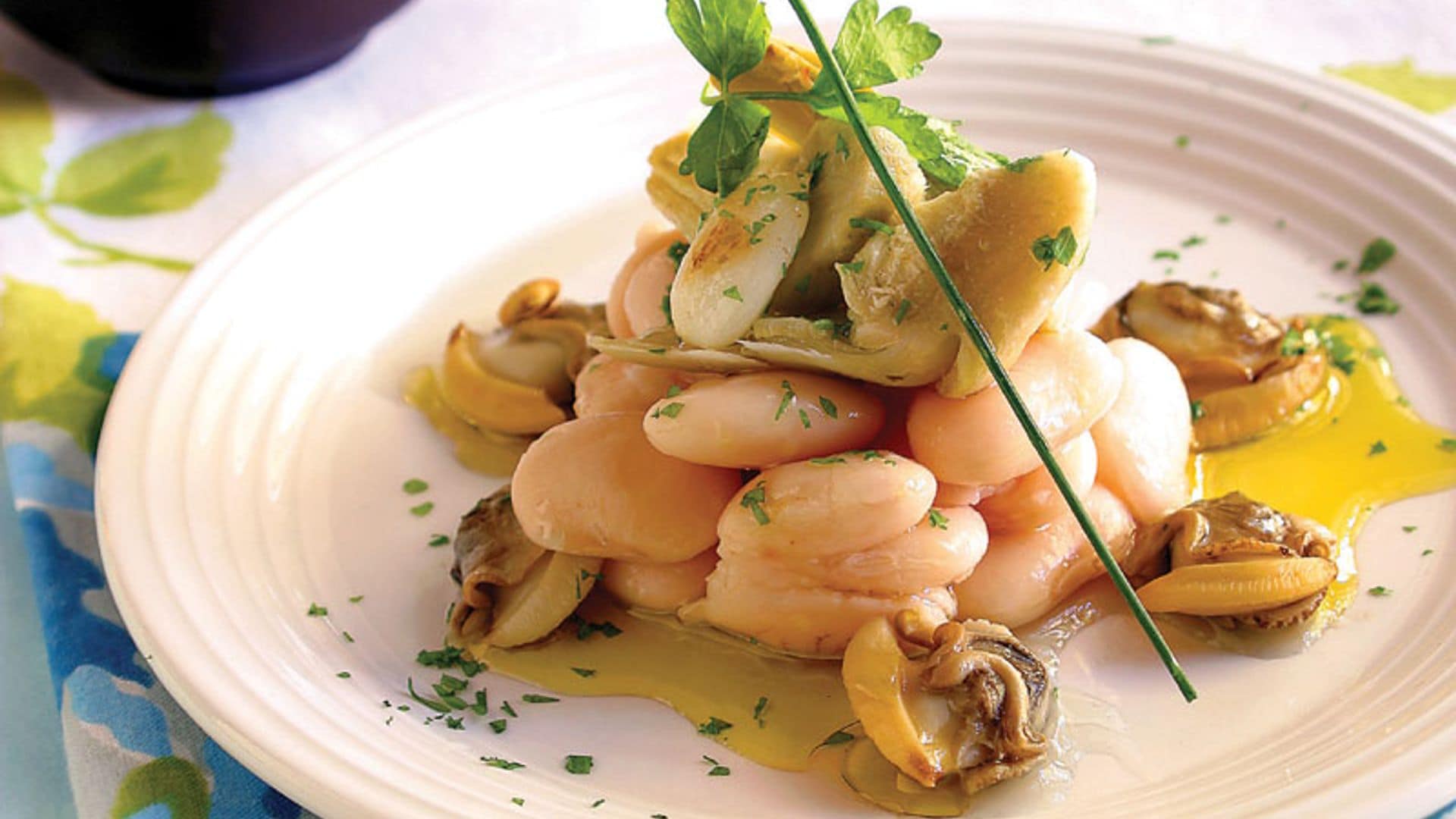 Ensalada de fabes con alcachofas y almejas