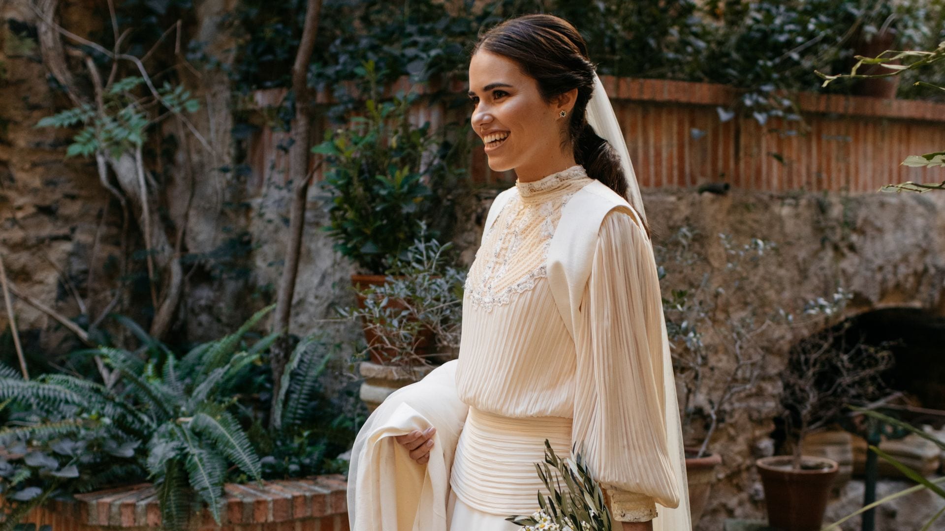 Un vestido de novia creado con retales del de su madre para la boda de Alicia en Cáceres