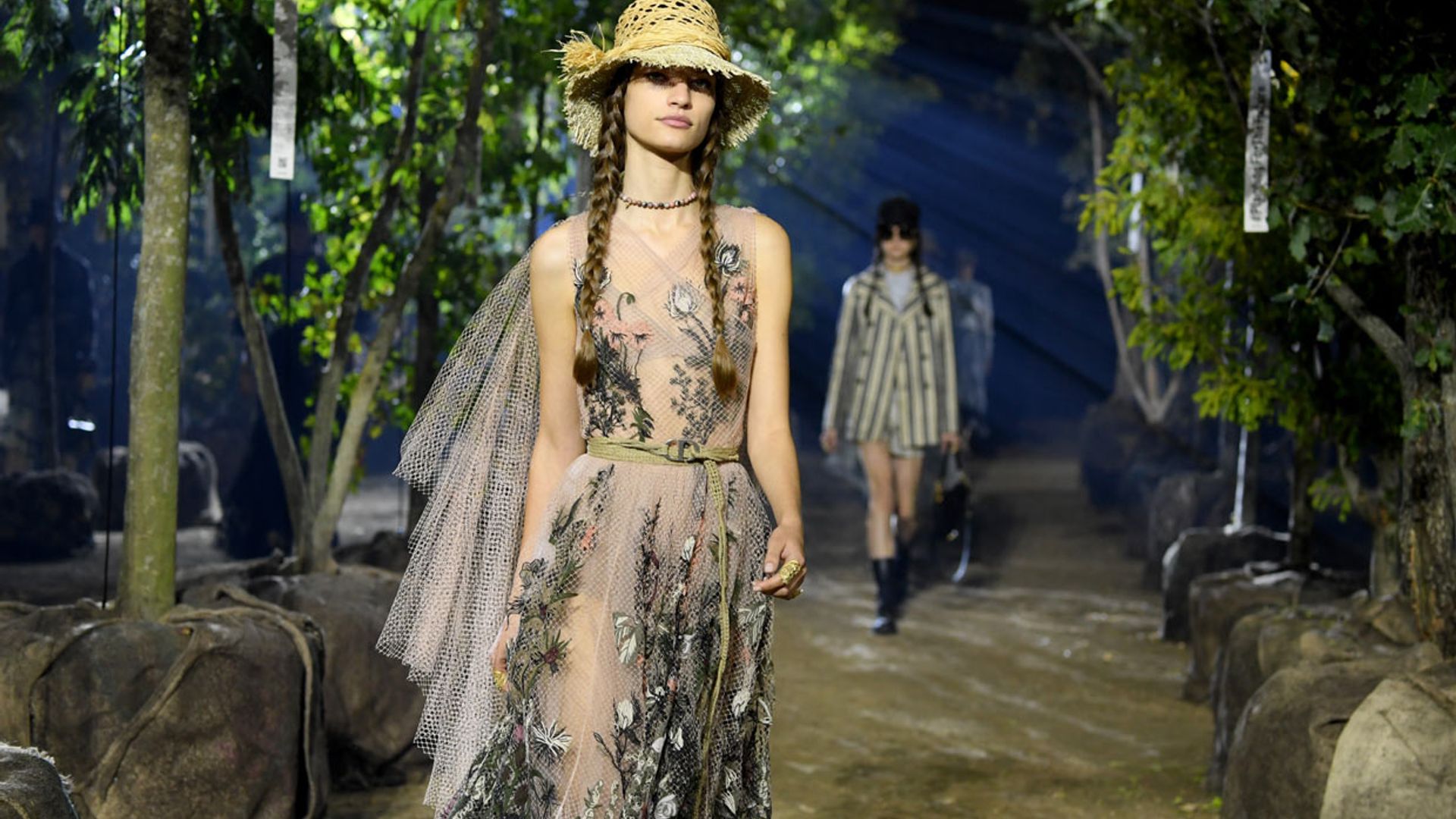 Vestidos y sombreros de paja, la combinación ganadora del bucólico jardín de Dior