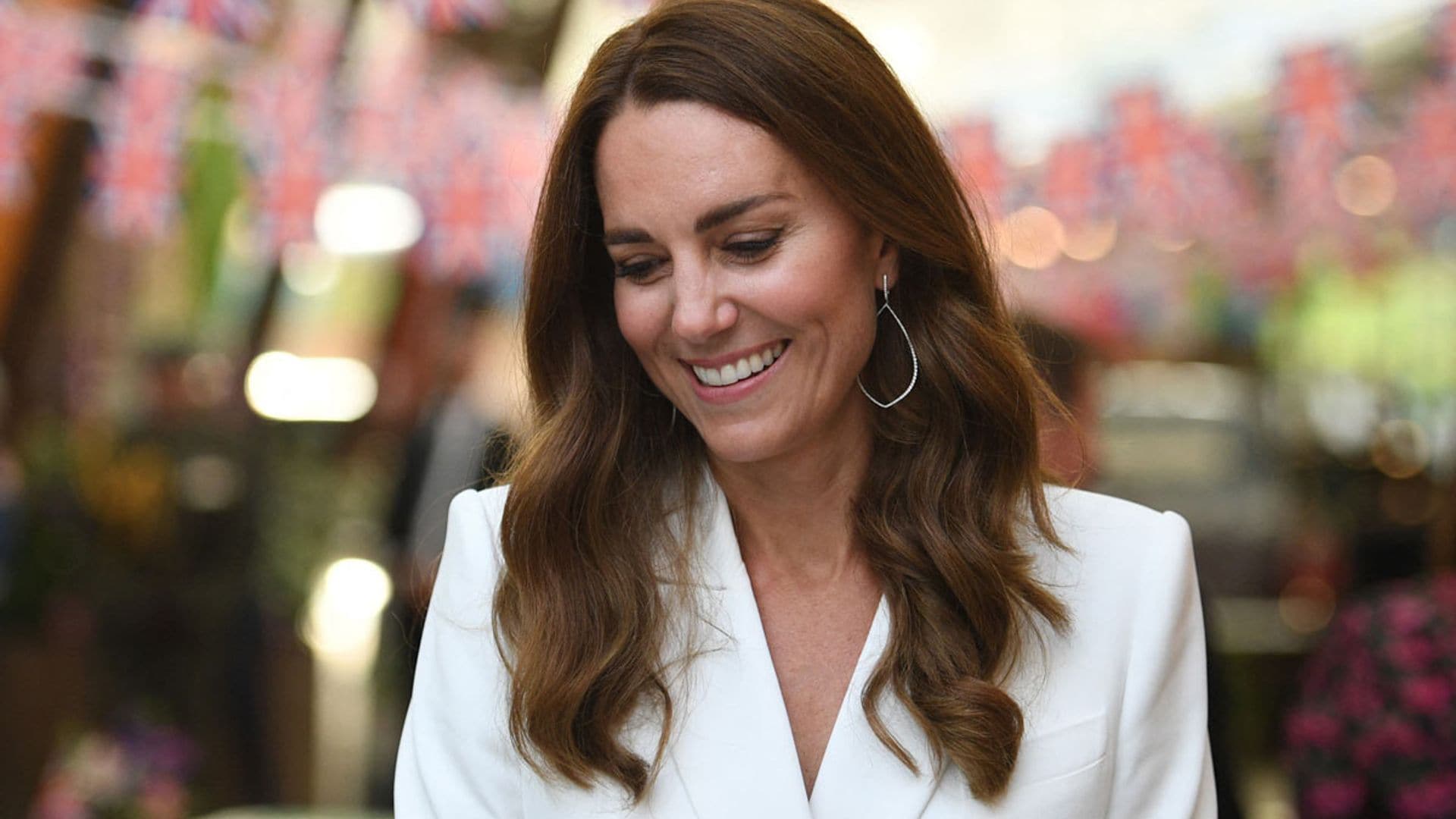 Consigue el último look de Kate Middleton con estos vestidos blancos efecto 'cintura de avispa'