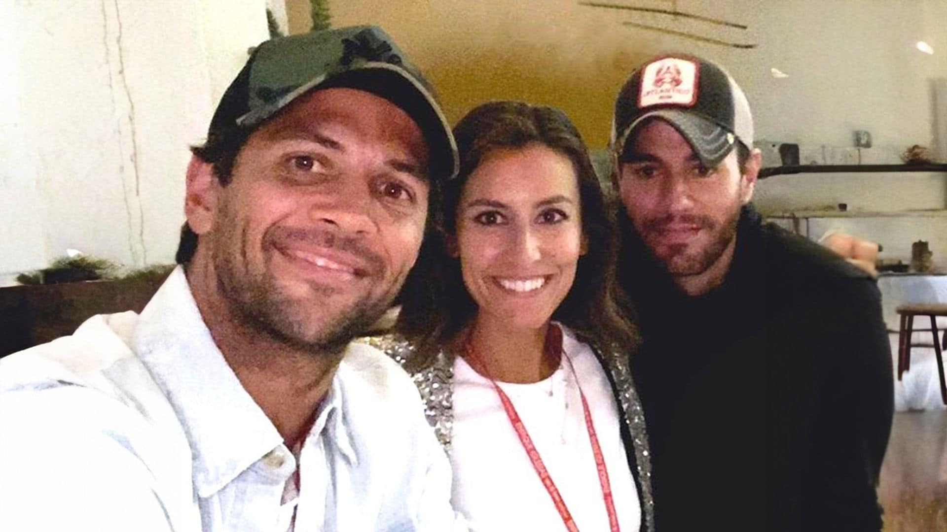 El efusivo reencuentro de Enrique Iglesias con su hermana Ana Boyer en Dubái durante su último concierto