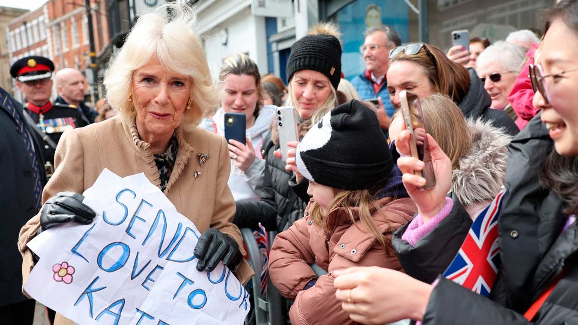 La reina Camilla recibe regalos para Kate Middleton y promete 'llevárselos con cuidado'