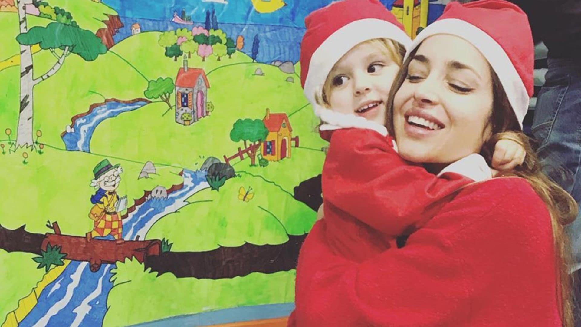 ¡Dos tiernas Mamá Noel y mucho arte! así vive la hija de Lorena Van Heerde su primera fiesta de Navidad