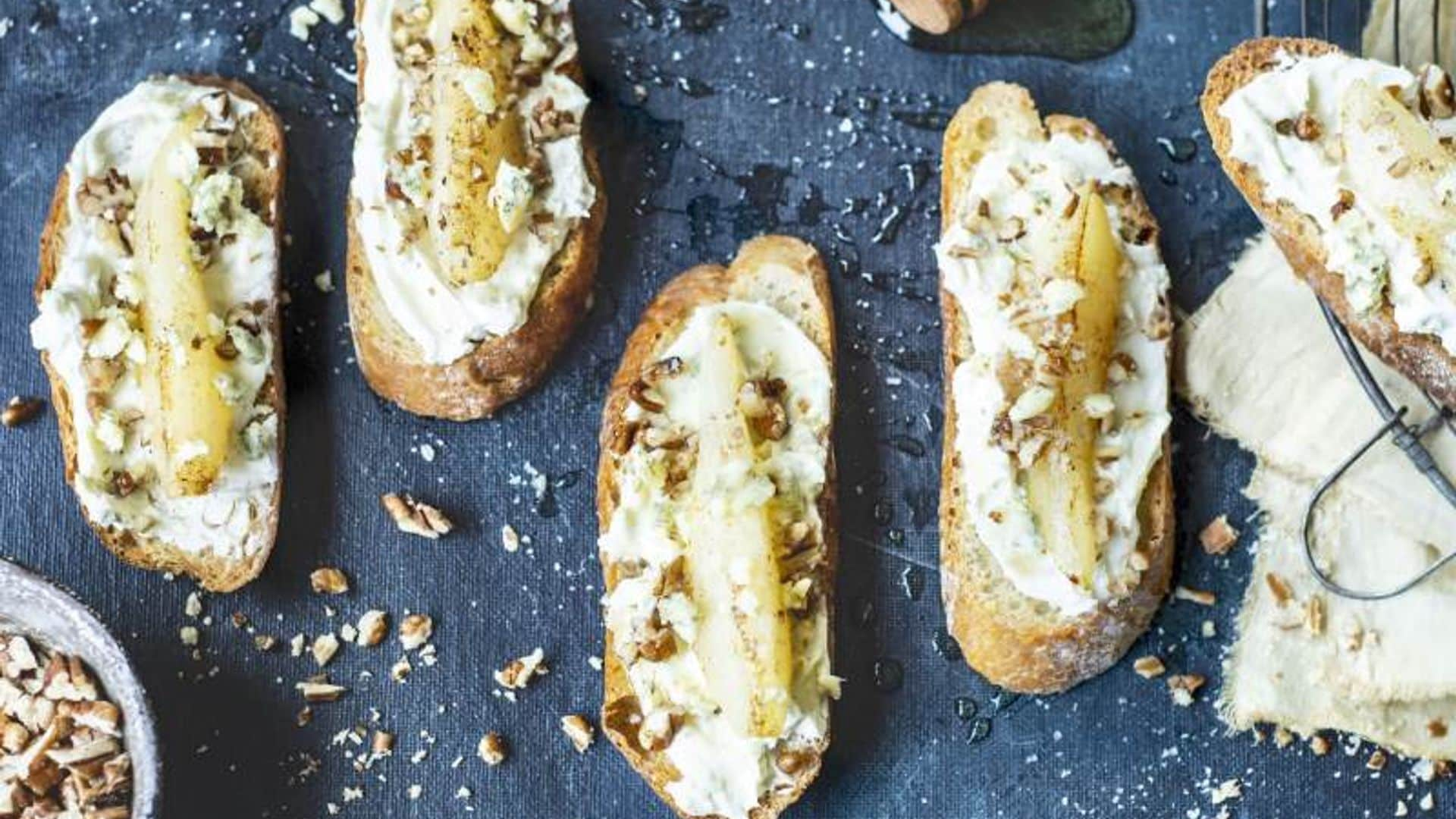 'Bruschetta' con queso crema y peras asadas