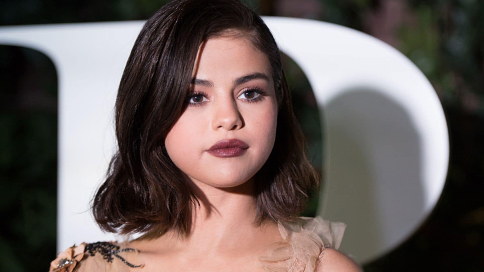 Querida invitada de invierno, Selena Gomez tiene el 'look' con mayúsculas