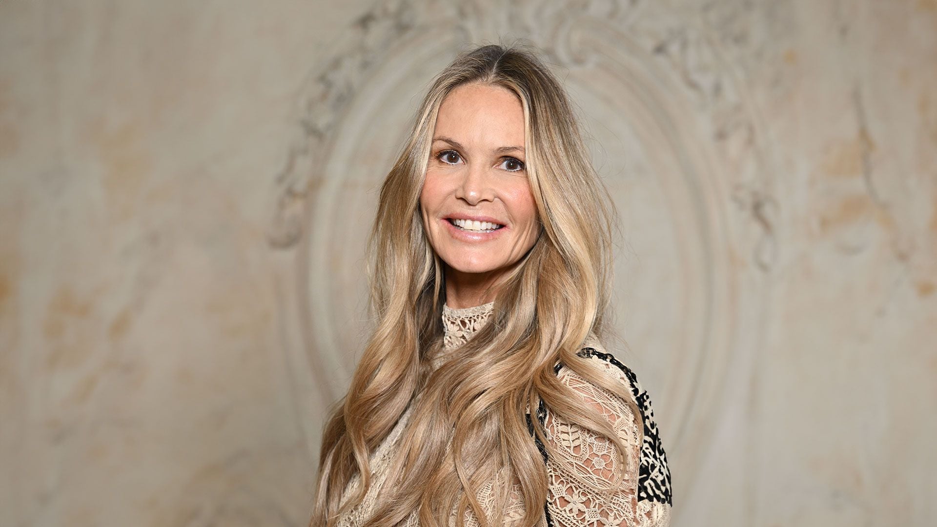 ¿Funcionan las máscaras de luz led como la de Elle Macpherson? Los dermatólogos responden