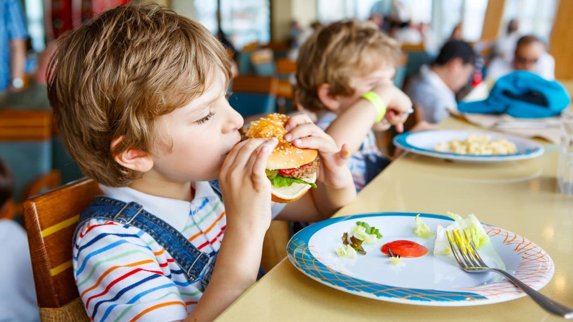 Donald Trump da la luz verde para que la comida basura vuelva a los comedores escolares