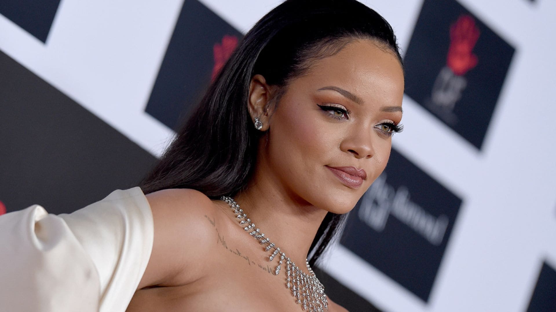 Rihanna embarazada vuelve a convertirse en la reina de las botas XXL