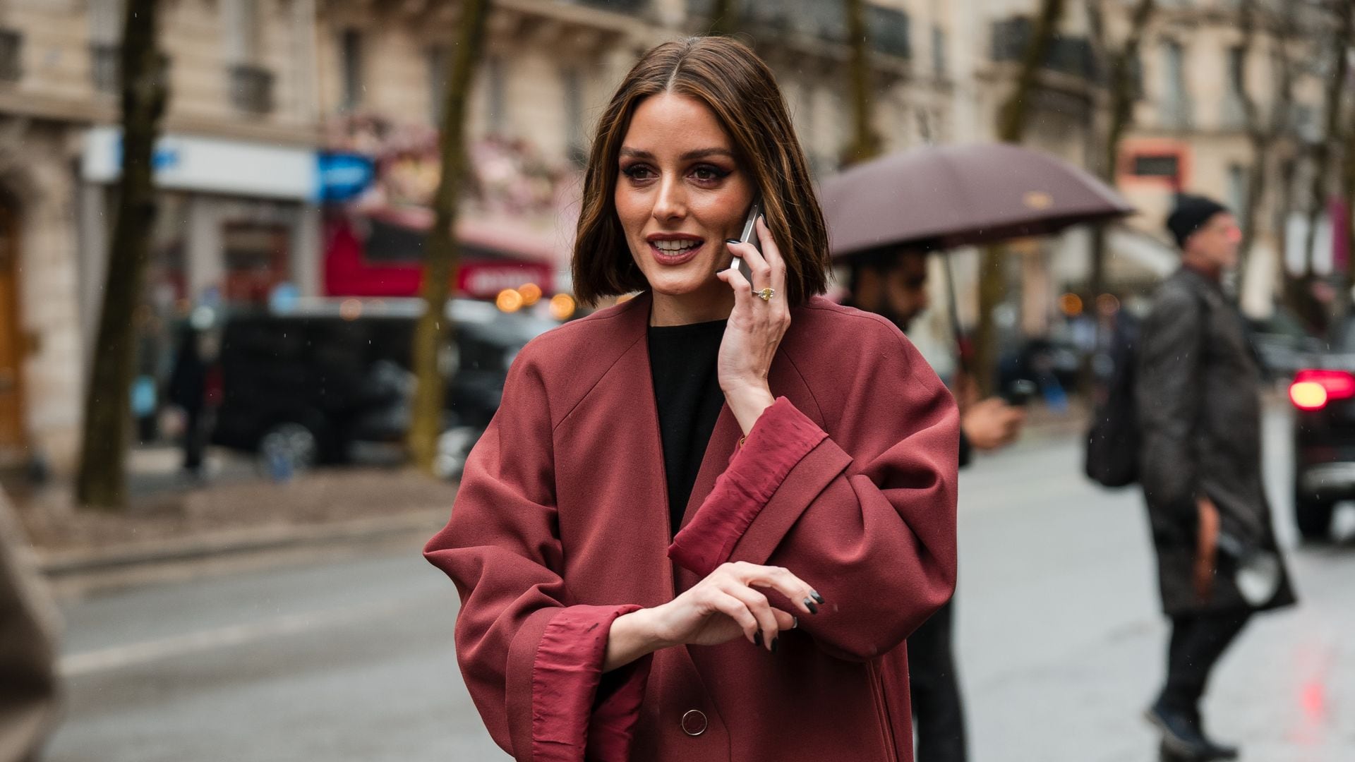 El look que no vimos de Olivia Palermo en Nueva York con el abrigo burdeos más buscado de Zara