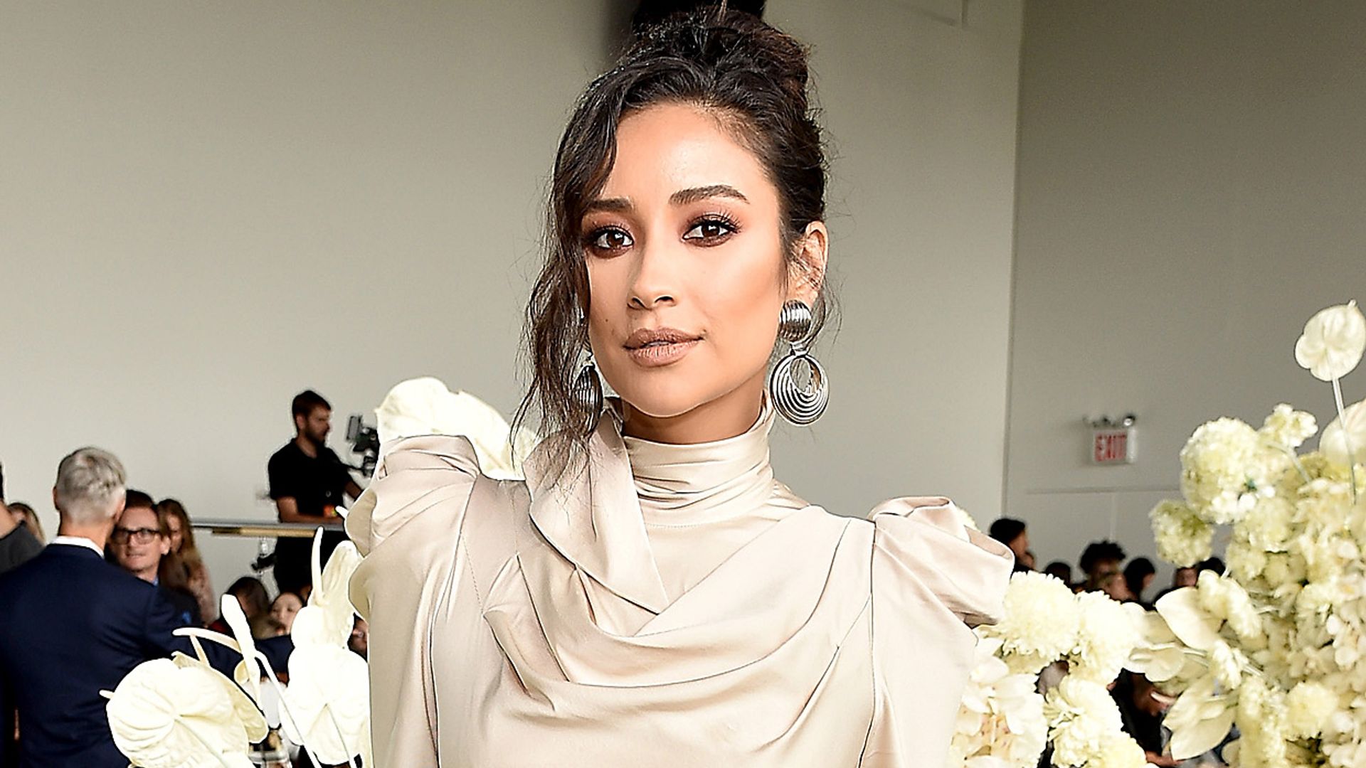 Shay Mitchell sorprende anunciando que está embarazada ¡y sale de cuentas el mes que viene!