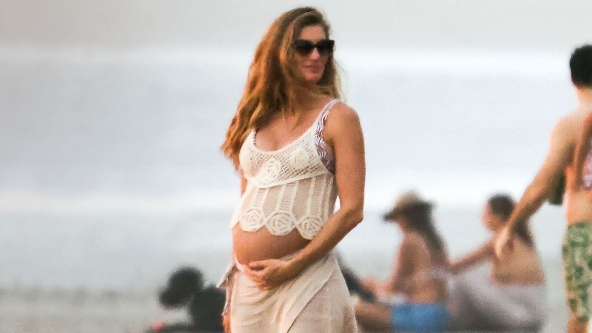 Gisele Bündchen, una impresionante premamá en la playa, en la recta final de su embarazo