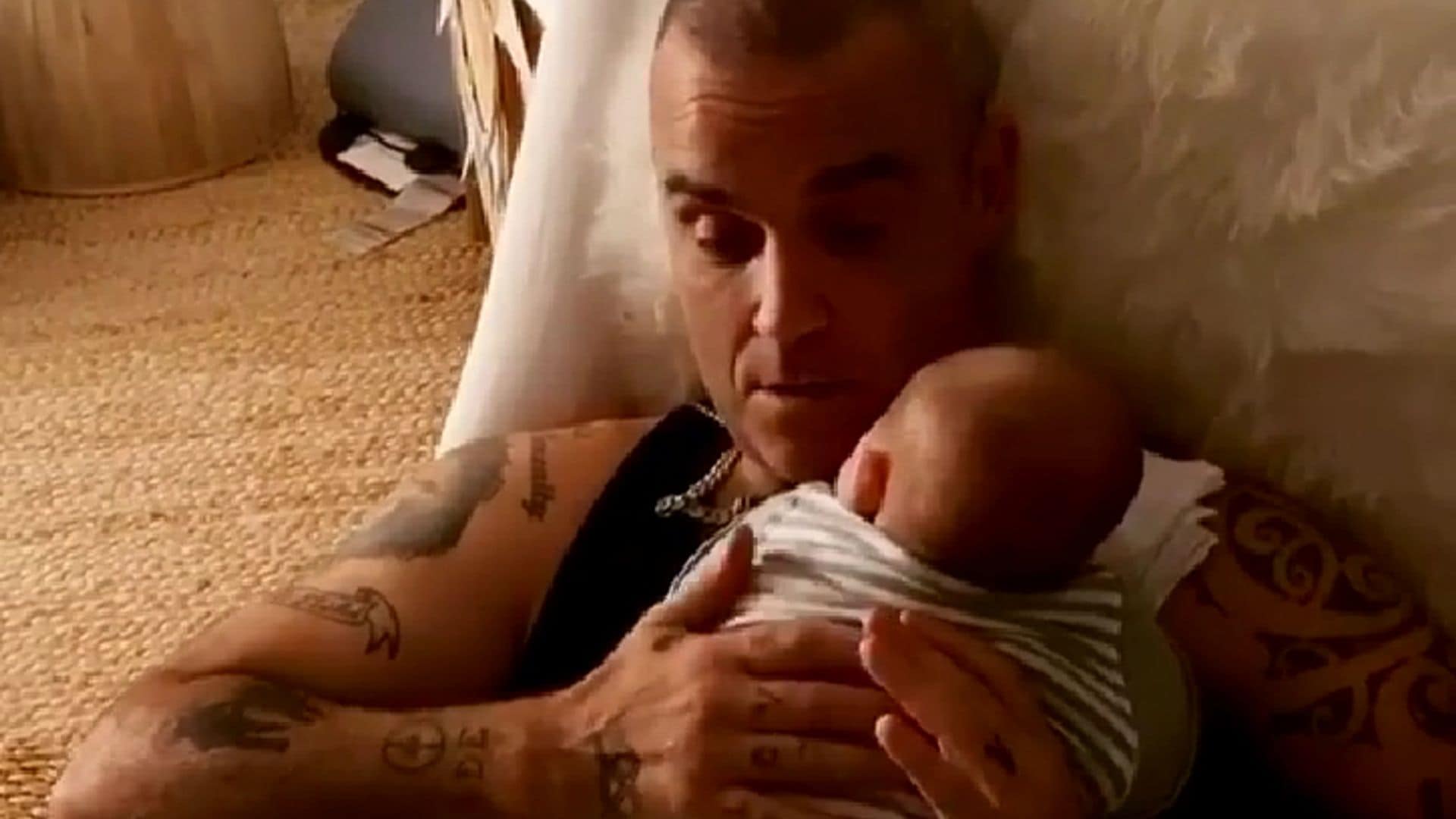 Todo un padrazo: Robbie Williams canta una nana personalizada a su pequeño Beau