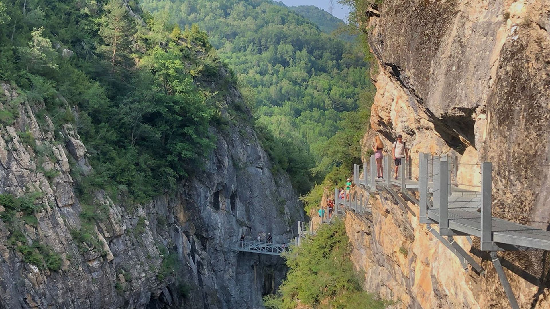 Pasarelas colgantes, tirolinas y otros planes en el Pirineo de Huesca