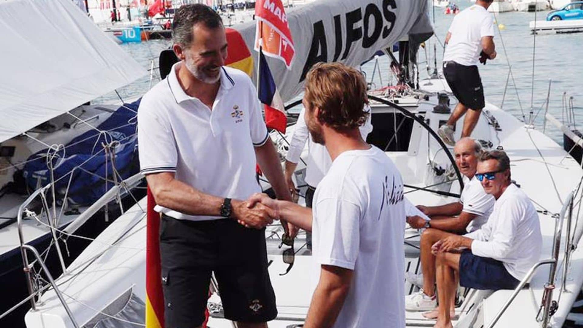 El saludo del rey Felipe VI a Pierre Casiraghi antes de salir a competir