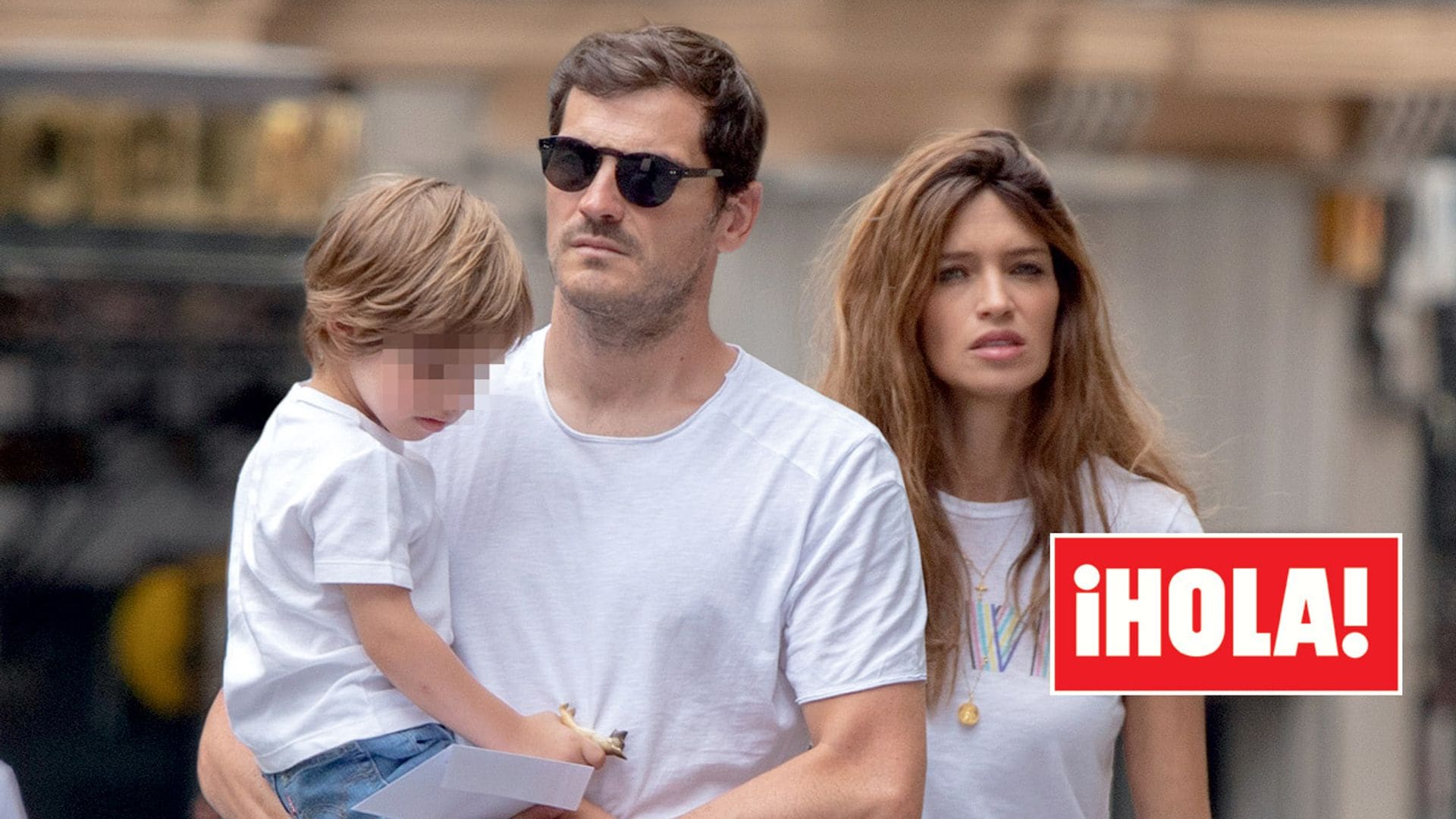 Exclusiva en ¡HOLA!: Sara Carbonero y Casillas, primeras imágenes del verano en familia, en sus momentos más difíciles