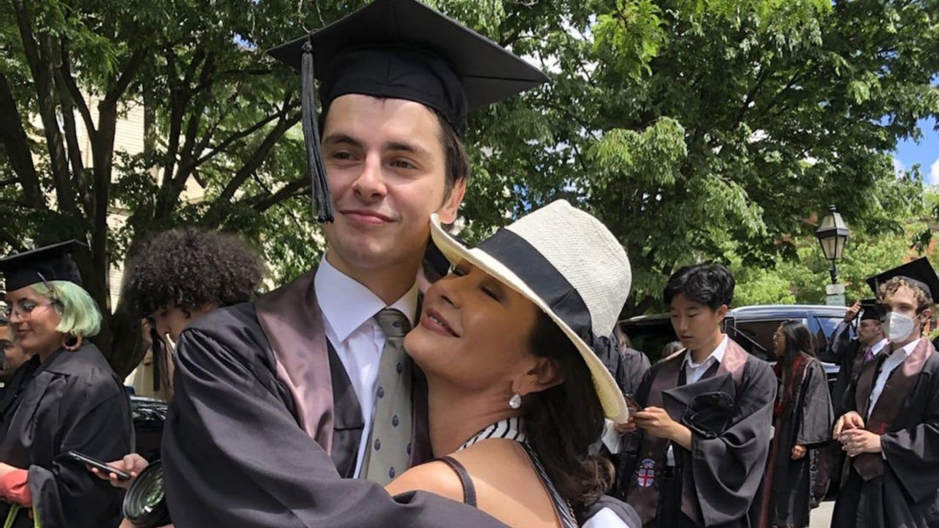 Catherine Zeta-Jones, una orgullosa madre en la graduación universitaria de su hijo mayor Dylan