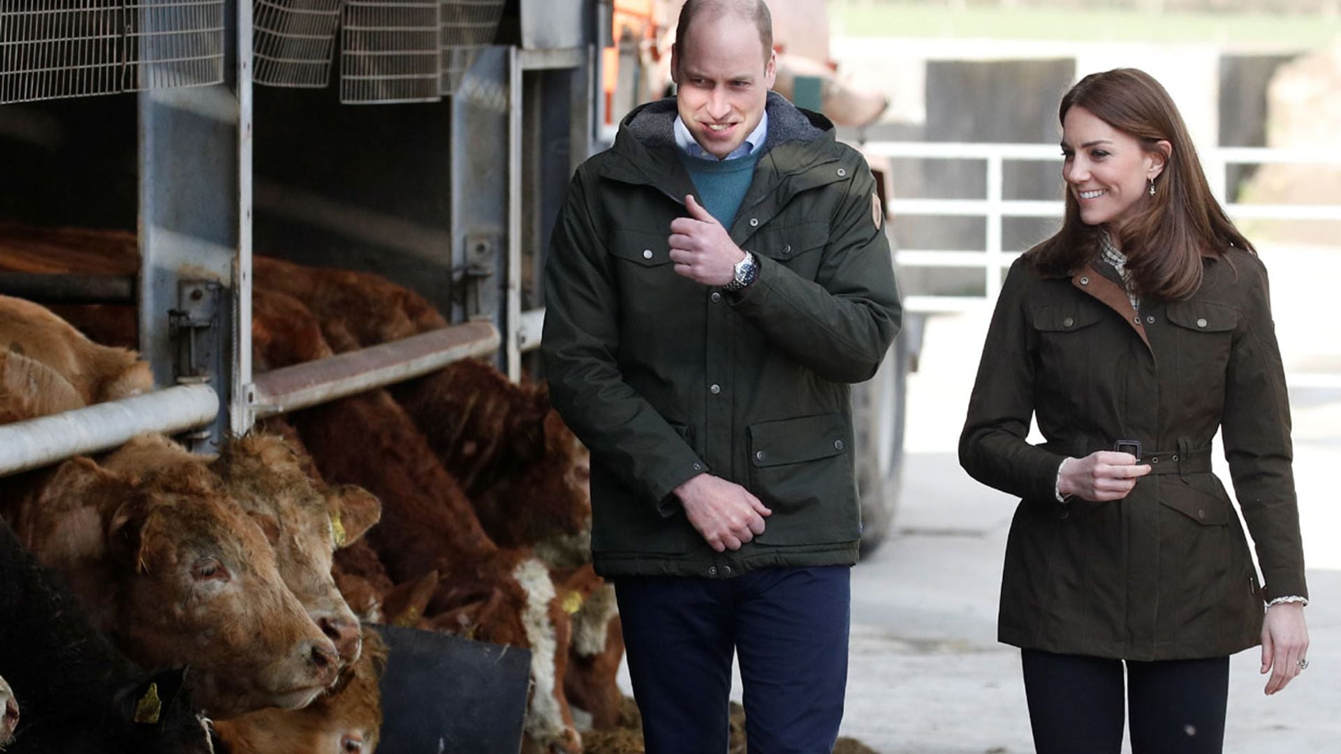 Los duques de Cambridge, entre fogones, vacas y ping pong, en su segundo día de visita en Irlanda