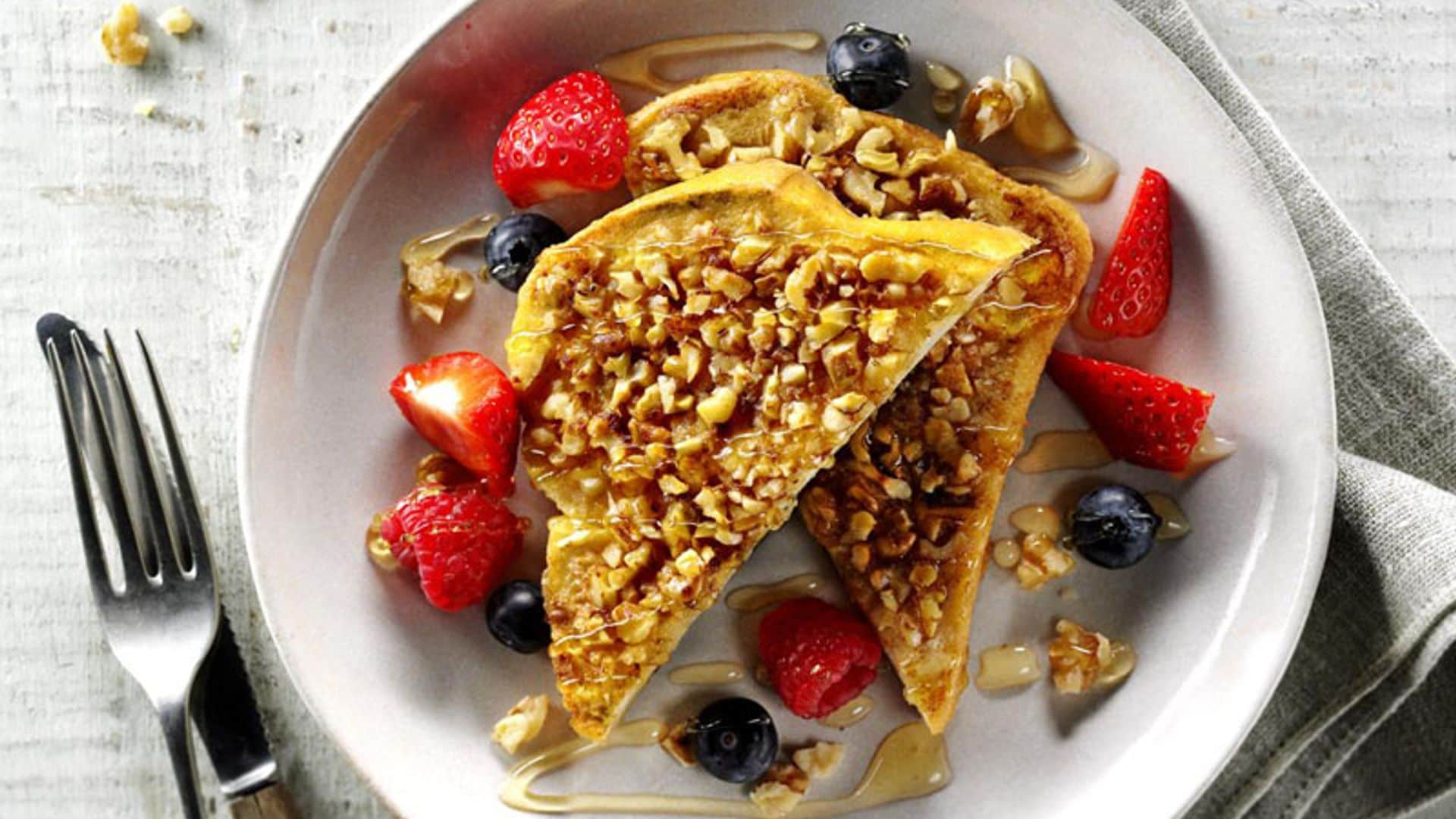 Torrijas con crujientes de nueces y frutas del bosque