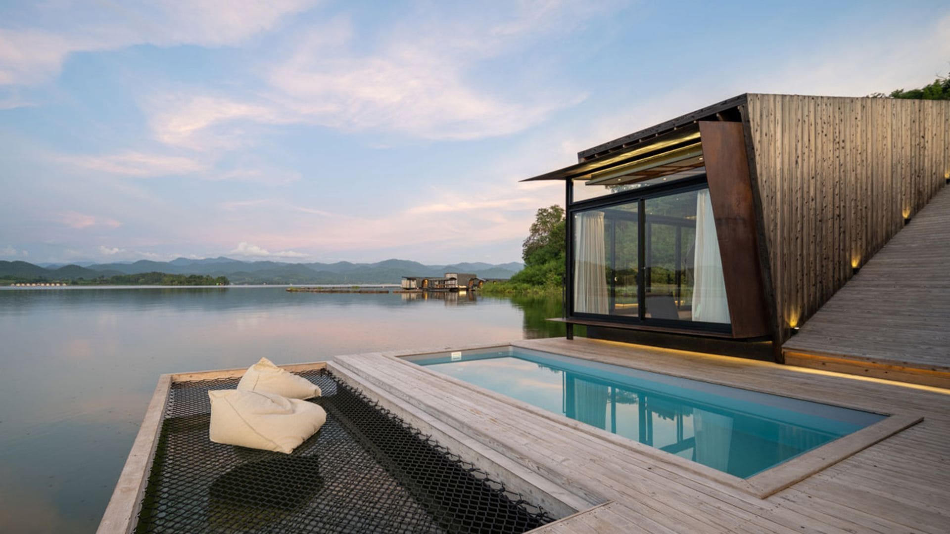 Literalmente, una sorprendente casa sobre el lago