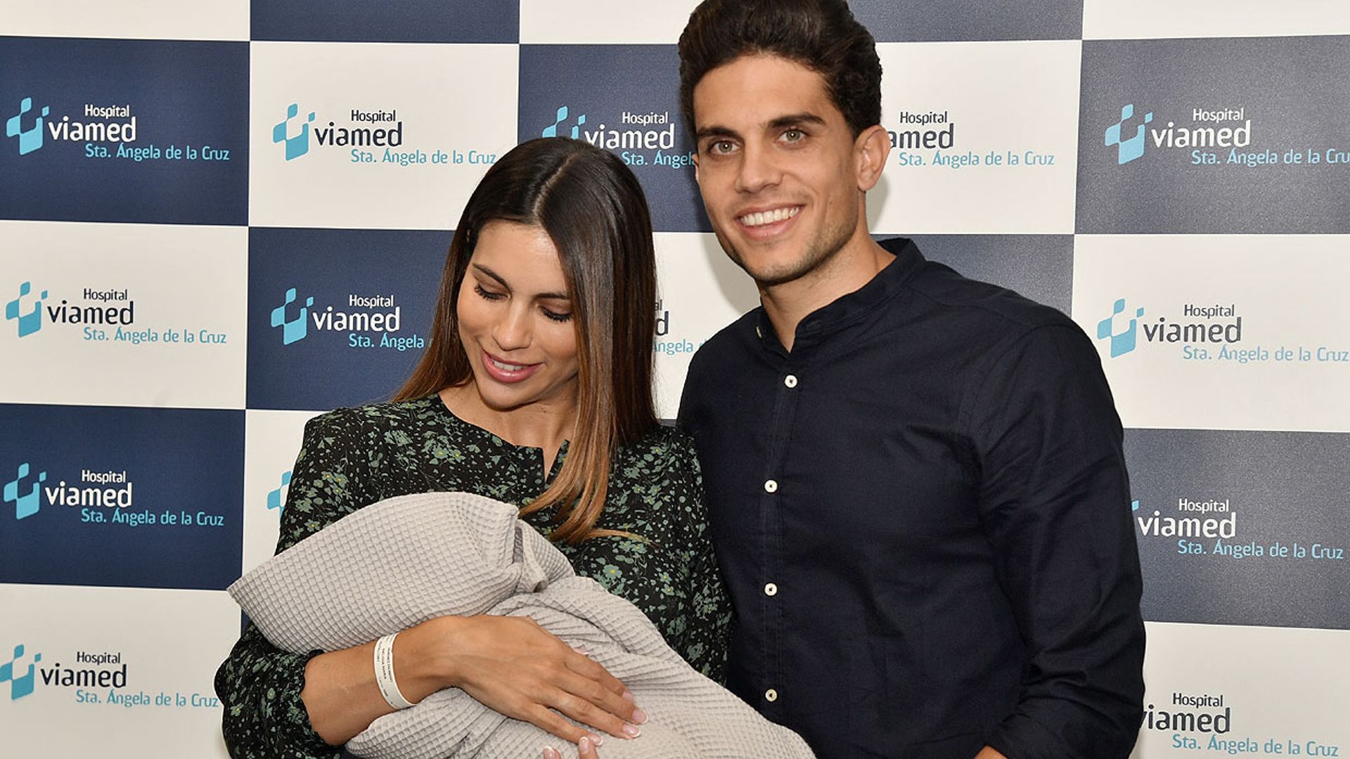 Melissa Jiménez y Marc Bartra se van a casa con su hijo Max