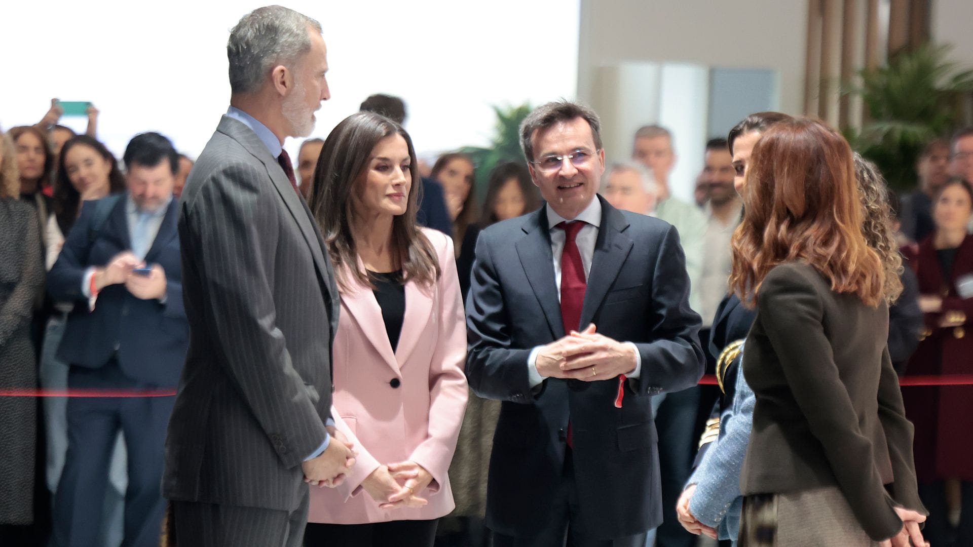 La reina Letizia apuesta en FITUR por un look 'normcore' con chaqueta de Zara que rompe tradiciones