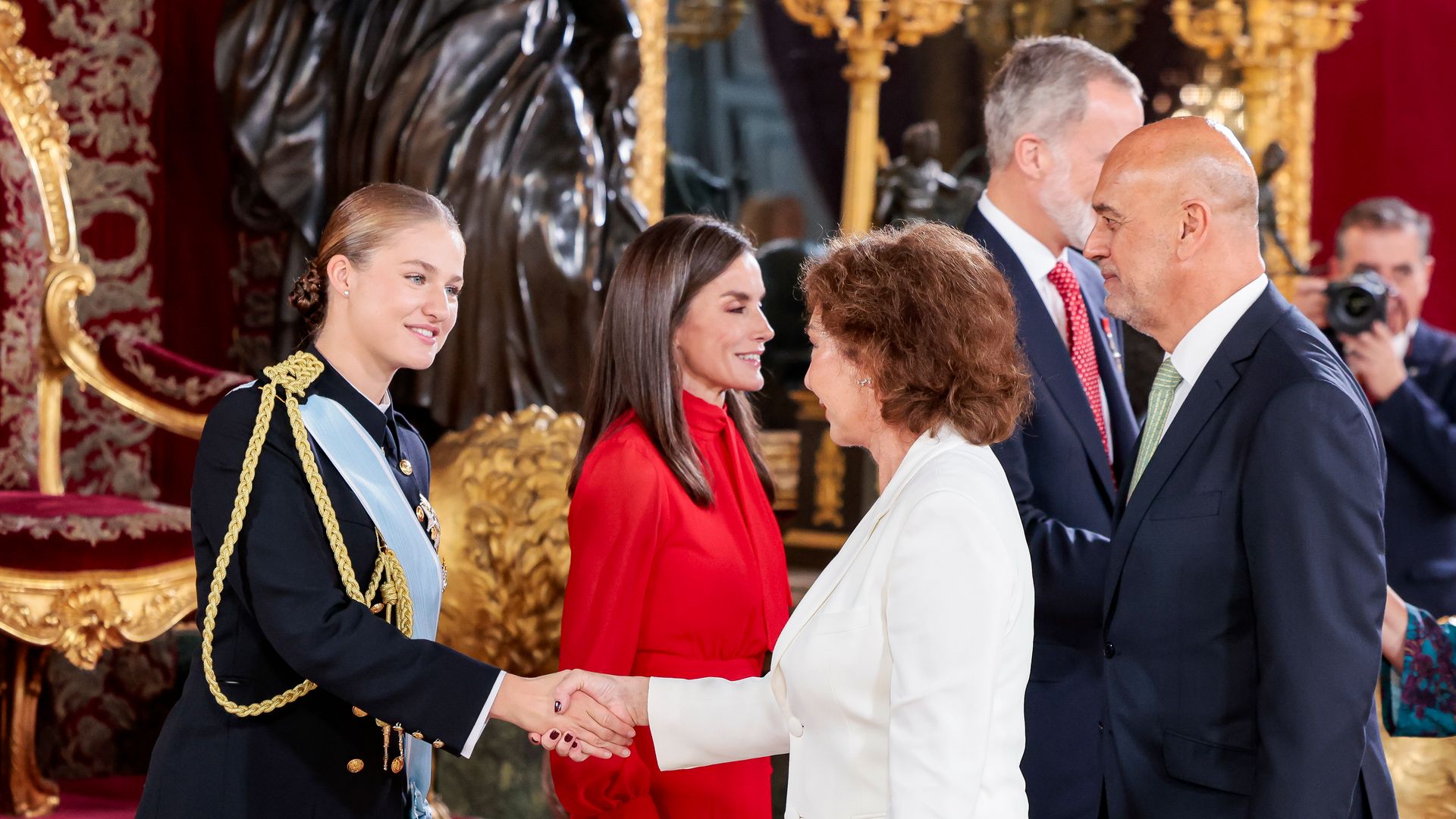 Foto a foto: todos los invitados al besamanos por el Día de la Hispanidad