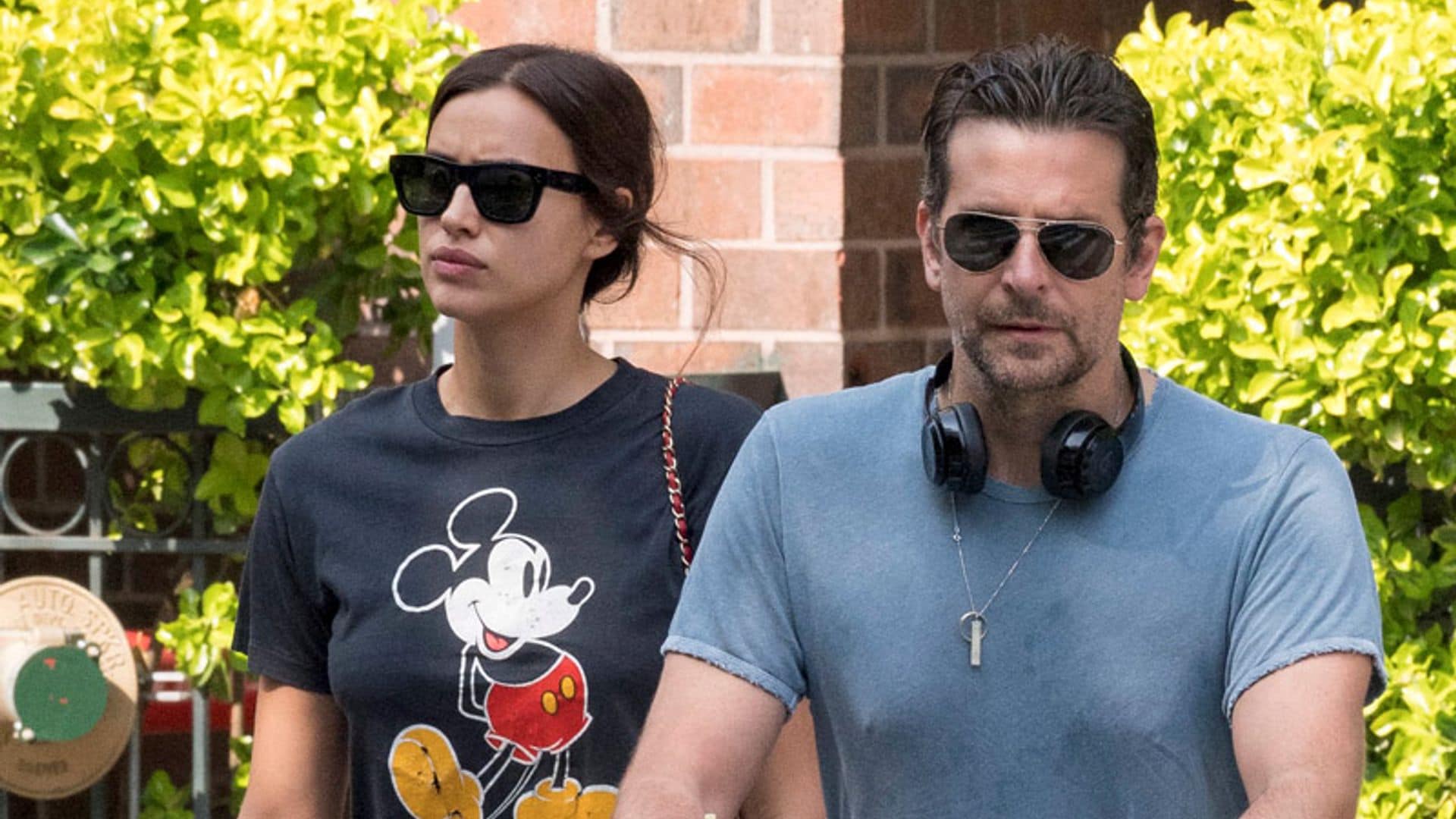 ¡De paseo! Irina Shayk y Bradley Cooper con su hija Lea por las calles de Nueva York