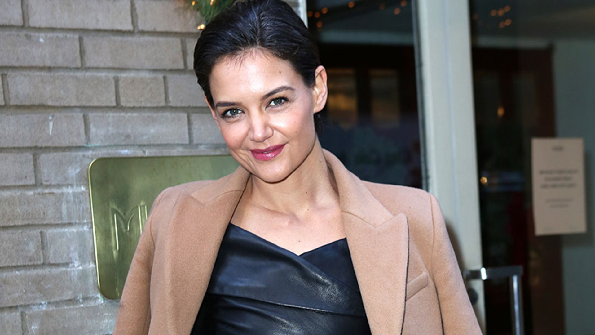 Katie Holmes al más puro estilo ‘Grease’: gomina en el pelo y 'top' de cuero