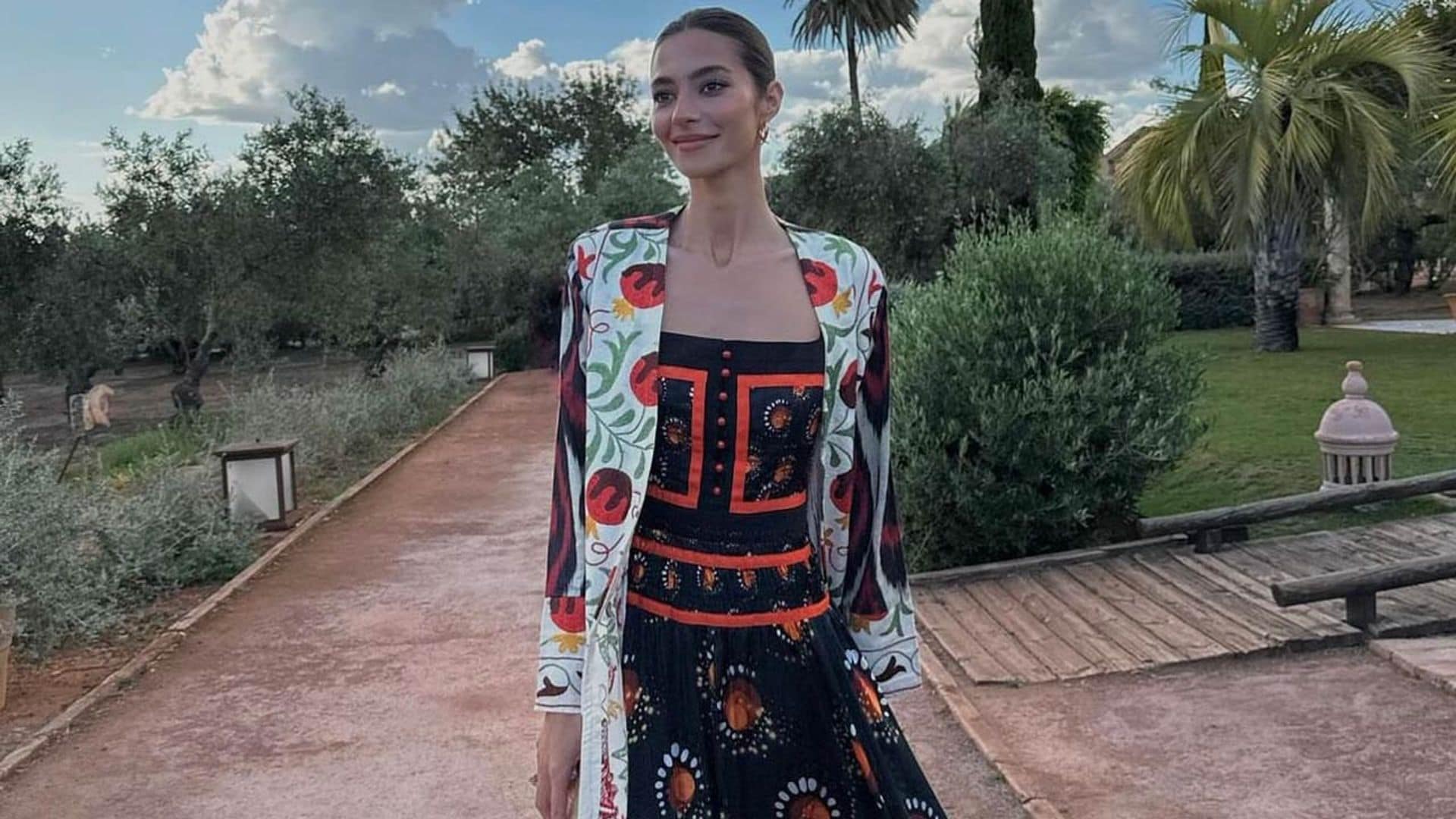 Rocío Crusset, la invitada ideal con un ‘total look’ estampado que adorarán las amantes de la moda artesana