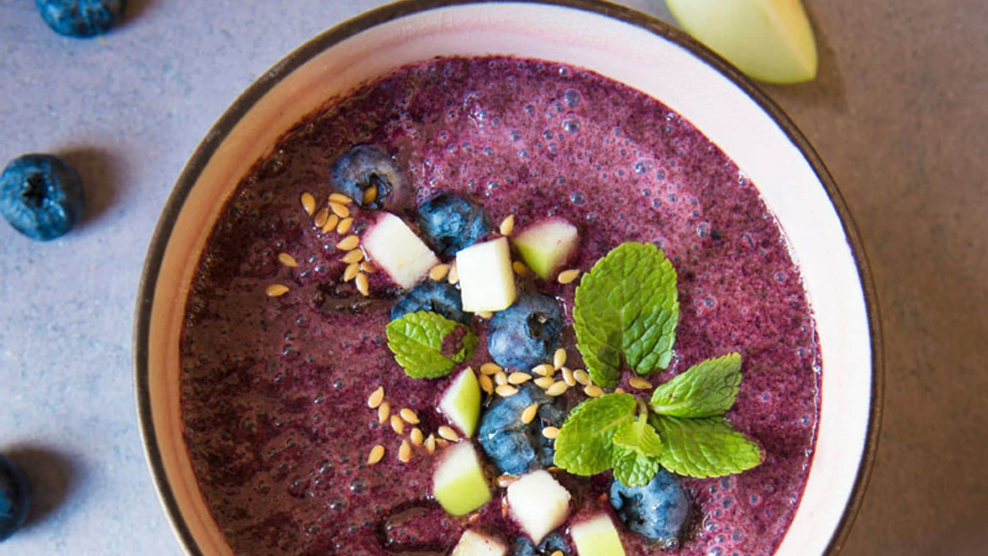 'Smoothie bowl' de arándanos, manzana y menta