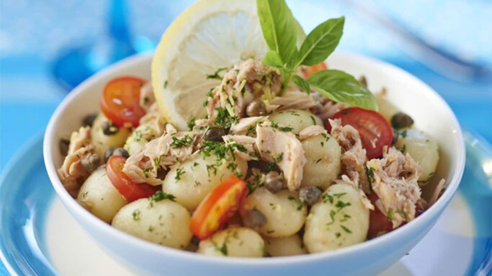 Ñoquis en ensalada con atún y tomate