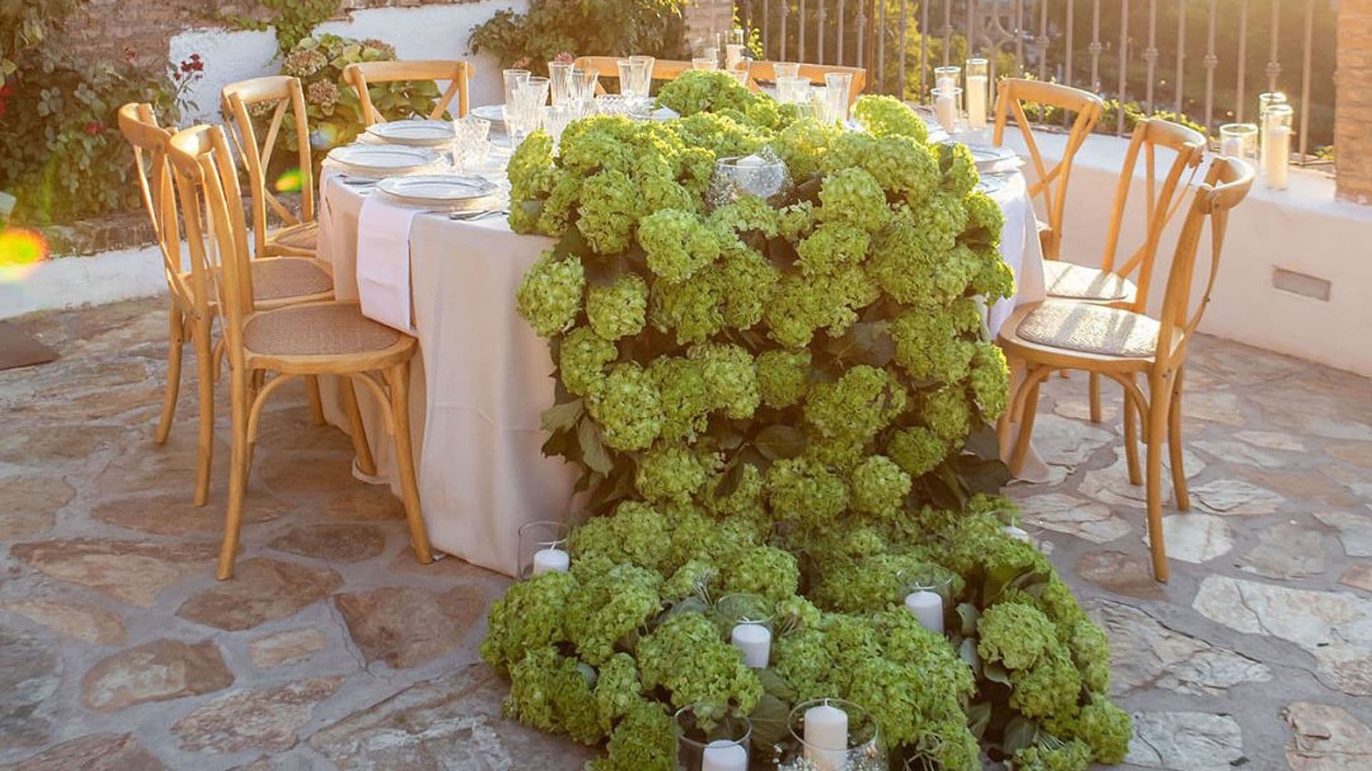 Guía de arreglos florales a incluir en la decoración de tu boda: de los bodegones a las cortinas de flores