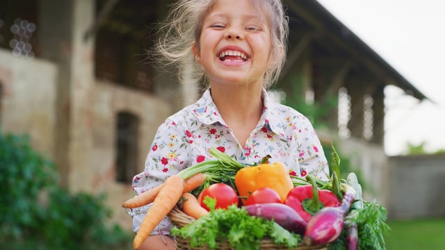 una ni a con cesta de verduras sonriendo en el campo c mo conseguir que los ni os coman de manera saludable 