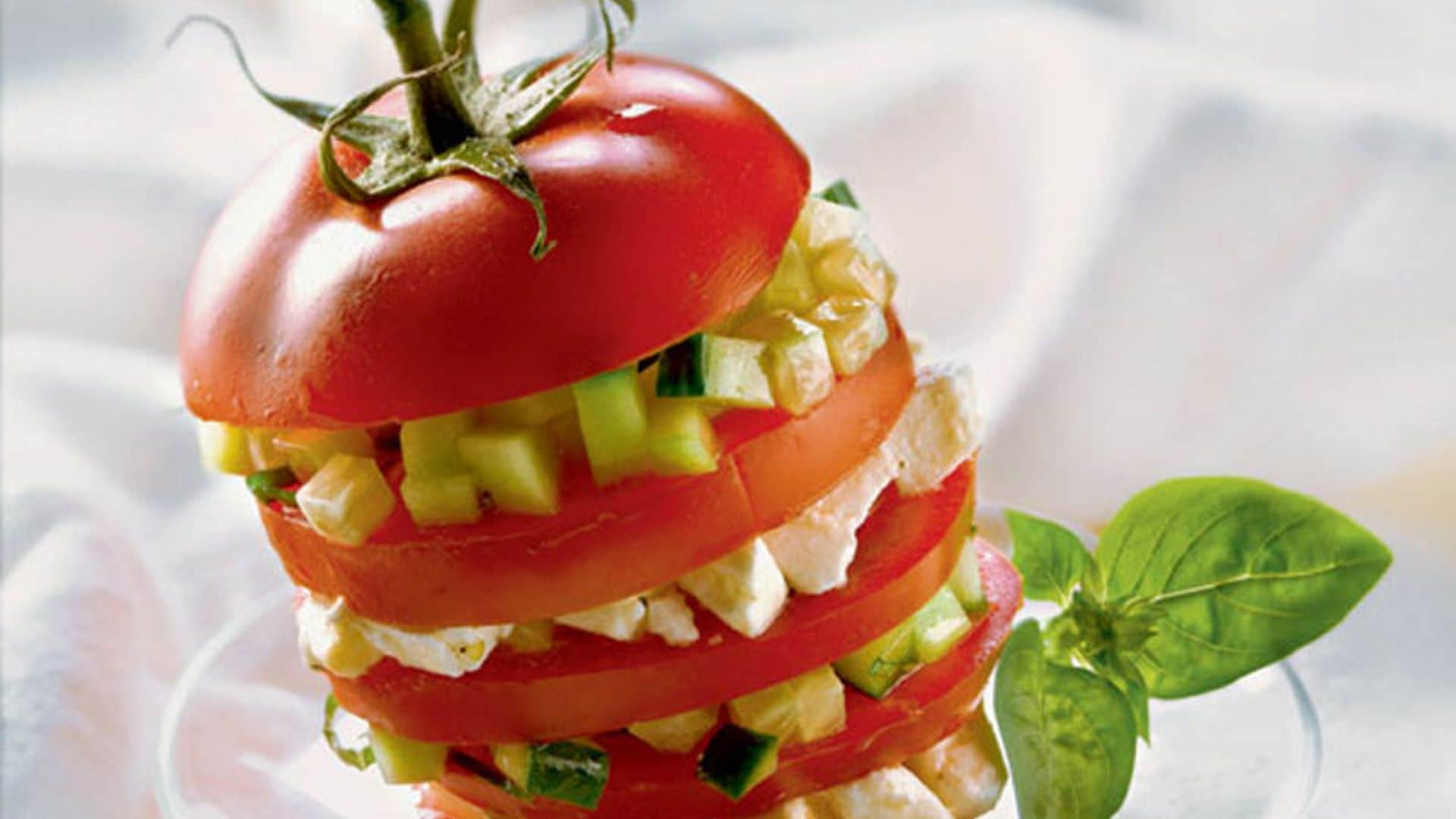 Tomate relleno de 'mozzarella' y pepino