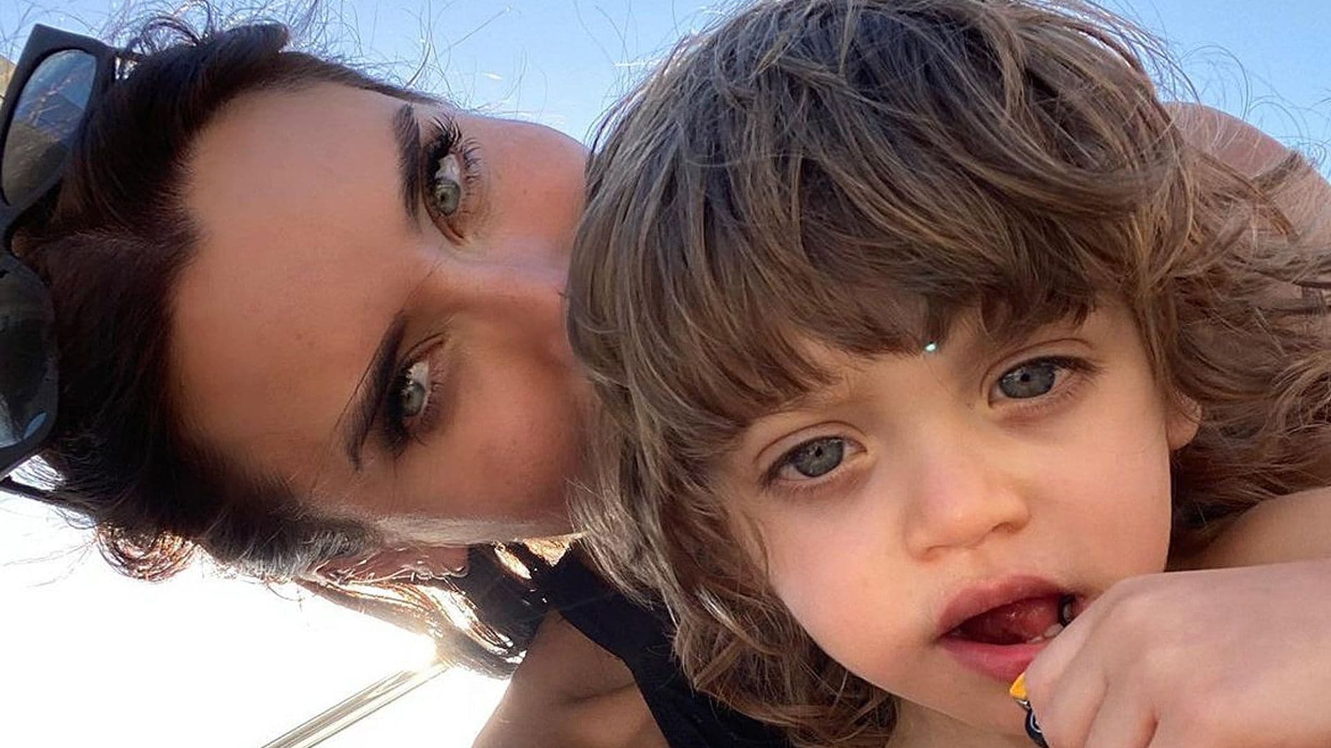 ¡Día de peluquería! Alejandro, hijo de Pilar Rubio, se pone 'guapo' con su madre