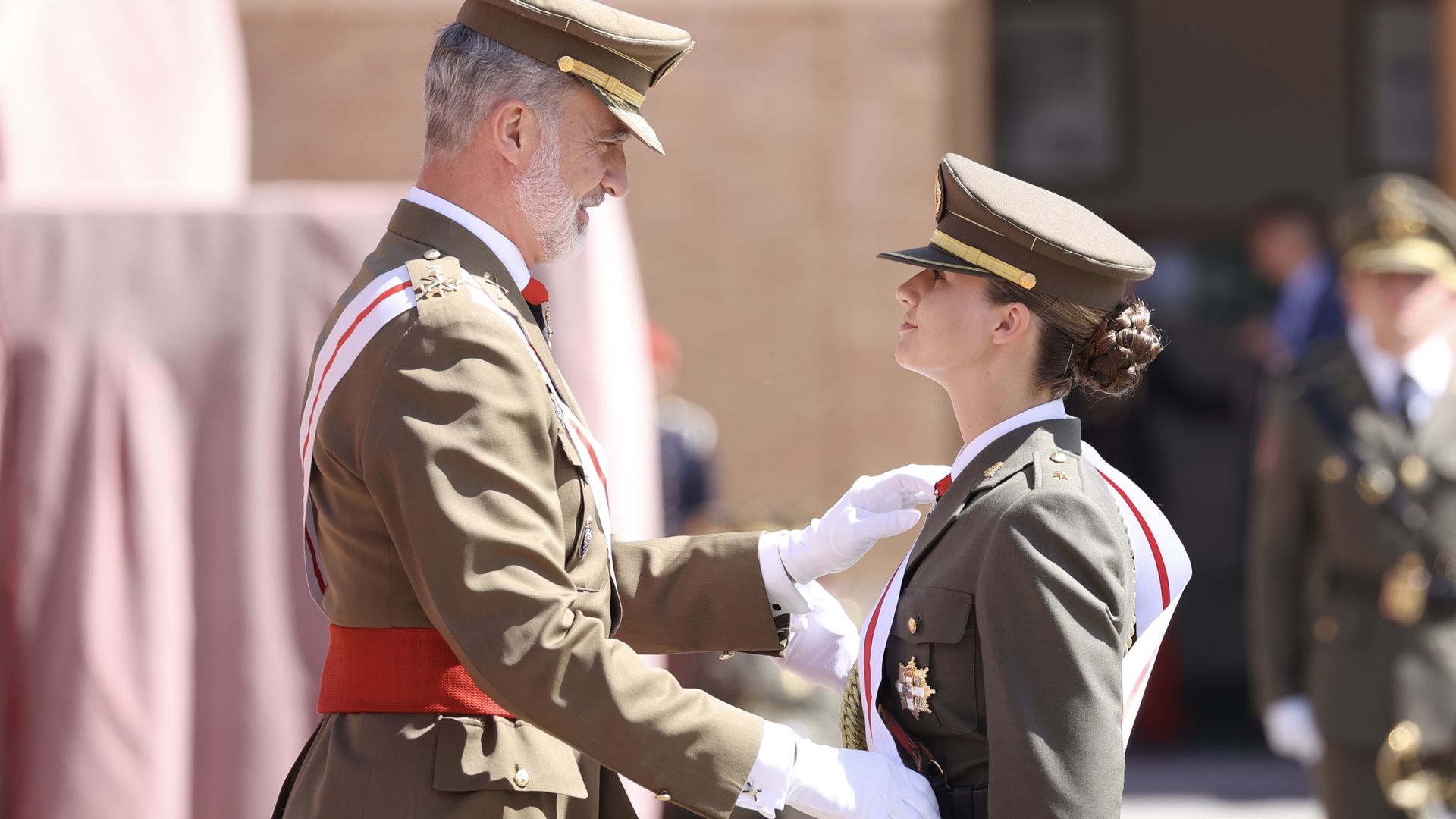 El Rey entrega a la Princesa de Asturias el nombramiento de dama alférez cadete del Ejército de Tierra y le impone la Gran Cruz del Mérito Militar con distintivo blanco