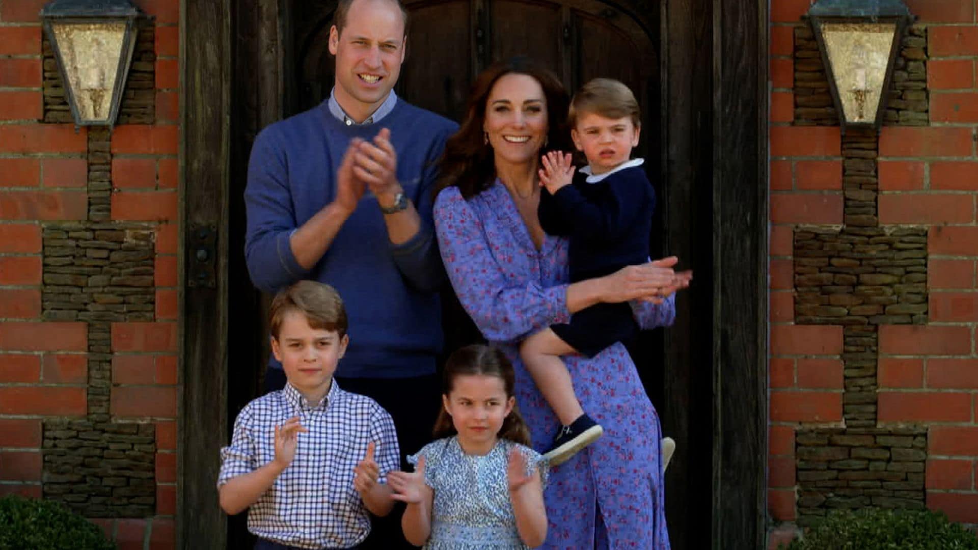 Los duques de Cambridge felicitan la Navidad a los sanitarios con una imagen familiar inédita