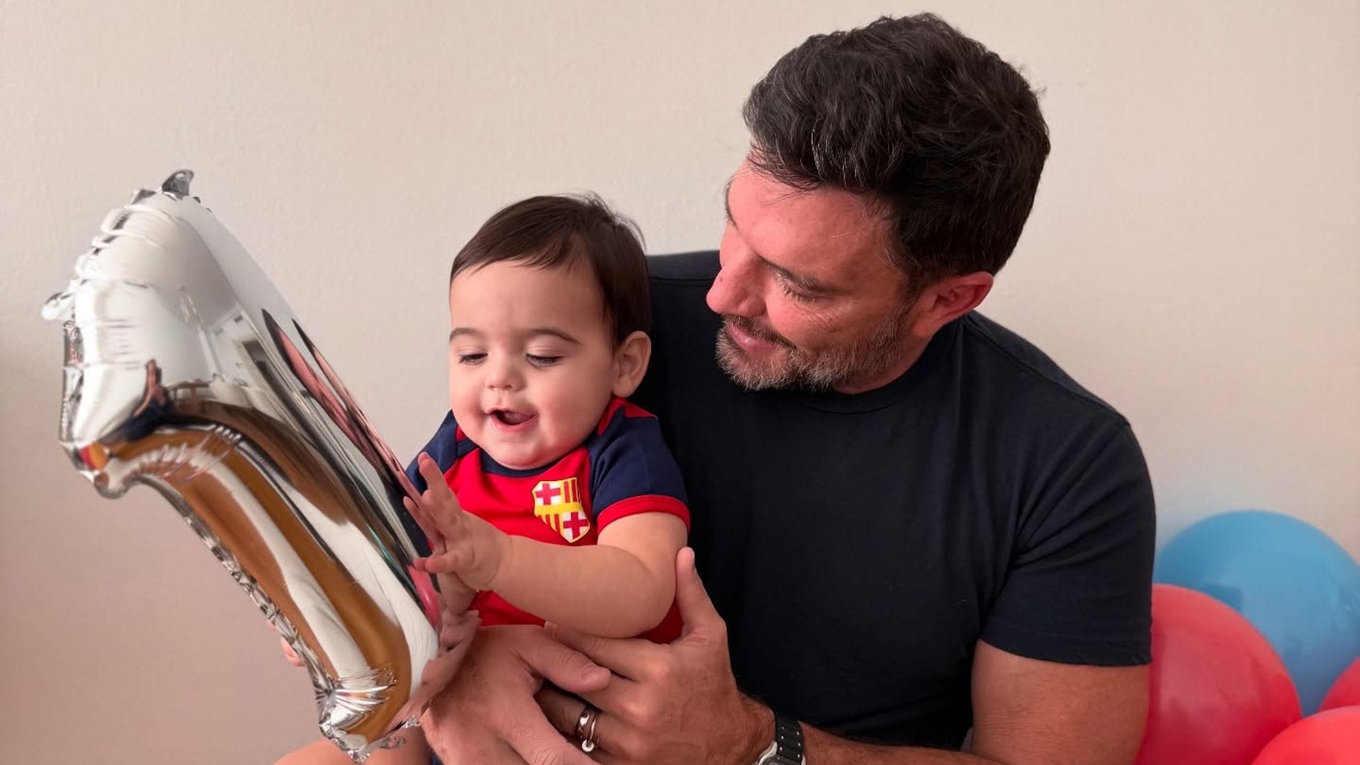 Julián Gil celebra por adelantado el primer cumpleaños de su nieto: ‘El más consentido de la familia’