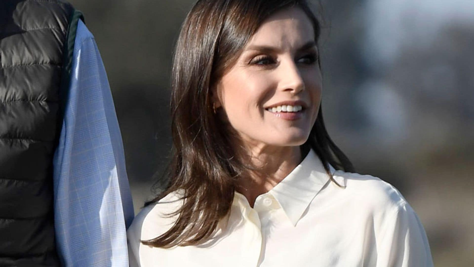 Camisa blanca y pantalones vaqueros, el impecable look de doña Letizia en su visita a Doñana