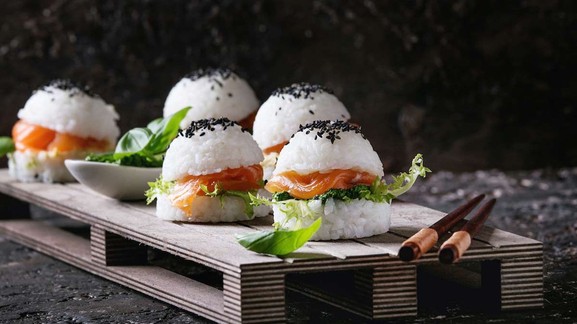 Mini 'sushi burgers' de salmón ahumado