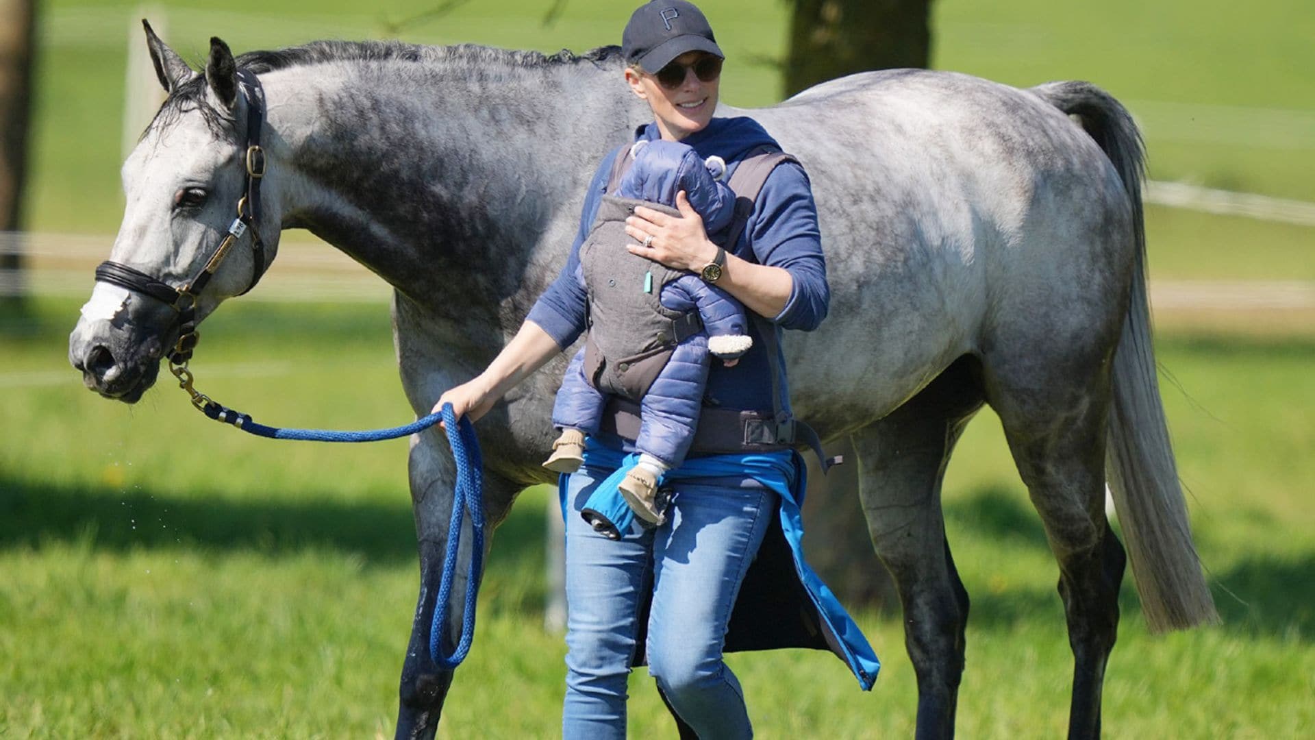 Zara Tindall, pura ternura con su bebé en su primer día en la hípica