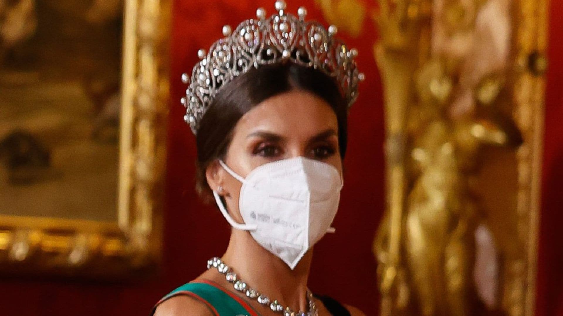 Doña Letizia vuelve a vestirse de Reina con sus fabulosas joyas: la tiara rusa, ‘la Peregrina’ y el collar de chatones