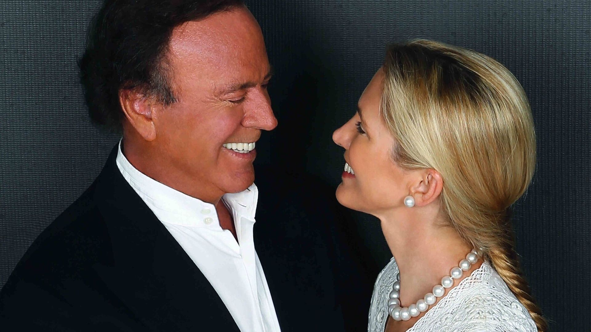 Julio Iglesias nos descubre el talento secreto de Miranda como cantante