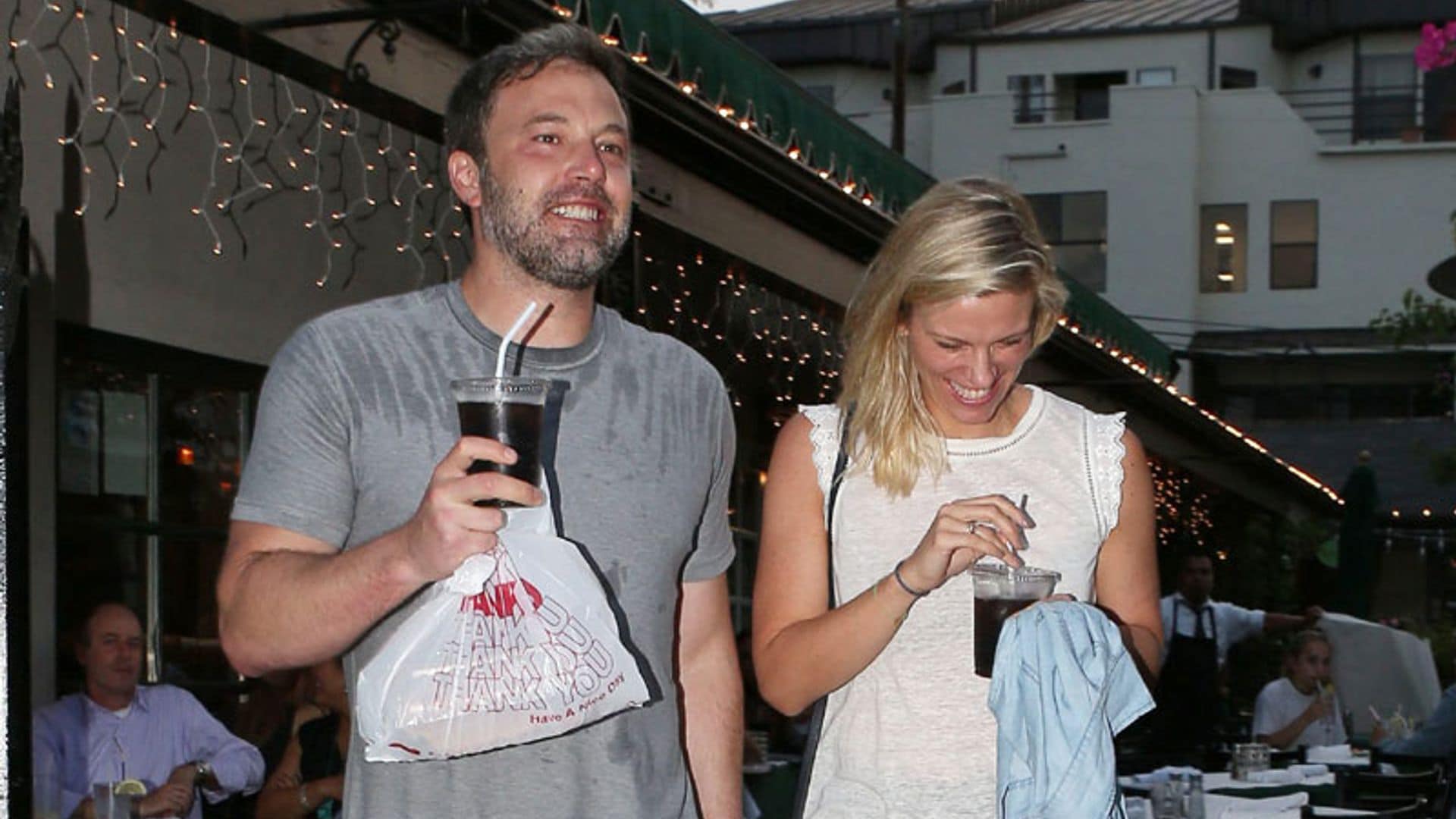 Ben Affleck y Lindsay Hookus: juego de miradas y sonrisas la noche que hicieron público su romance