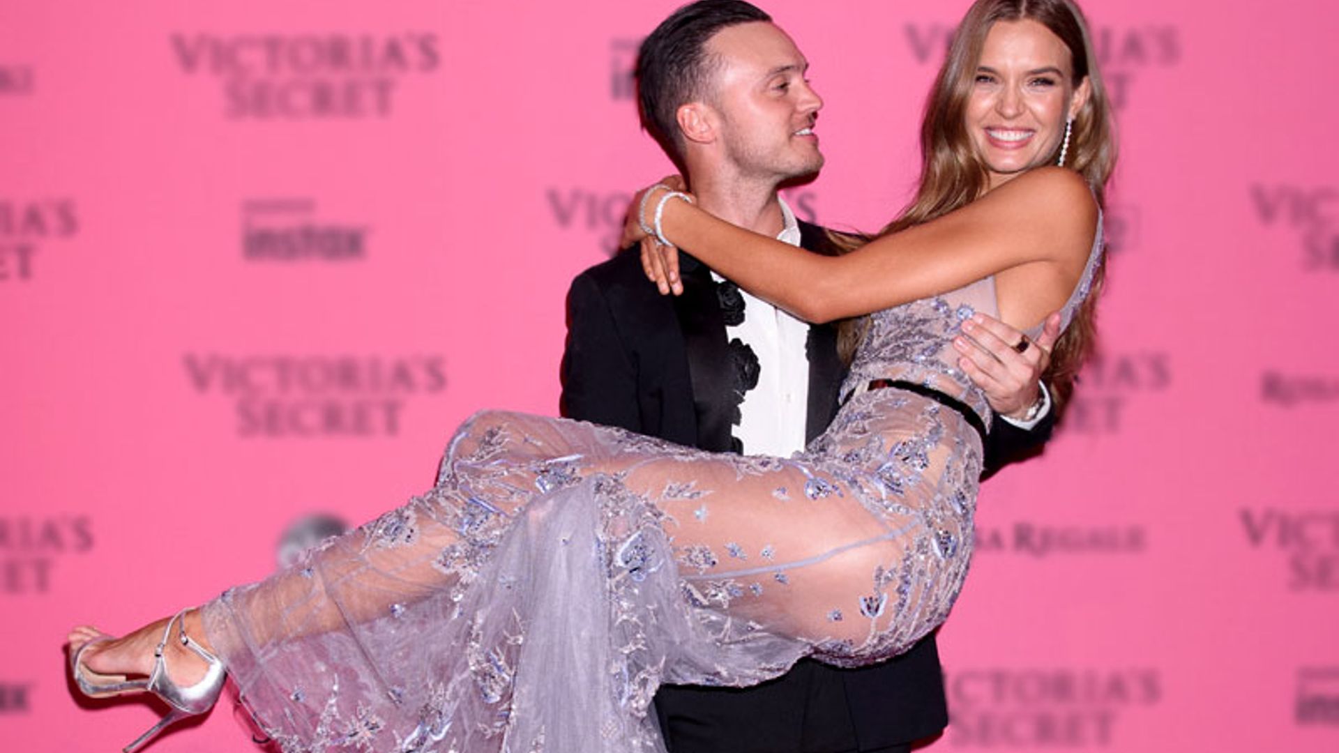 La emotiva reacción de Josephine Skriver a la última declaración de amor de su prometido