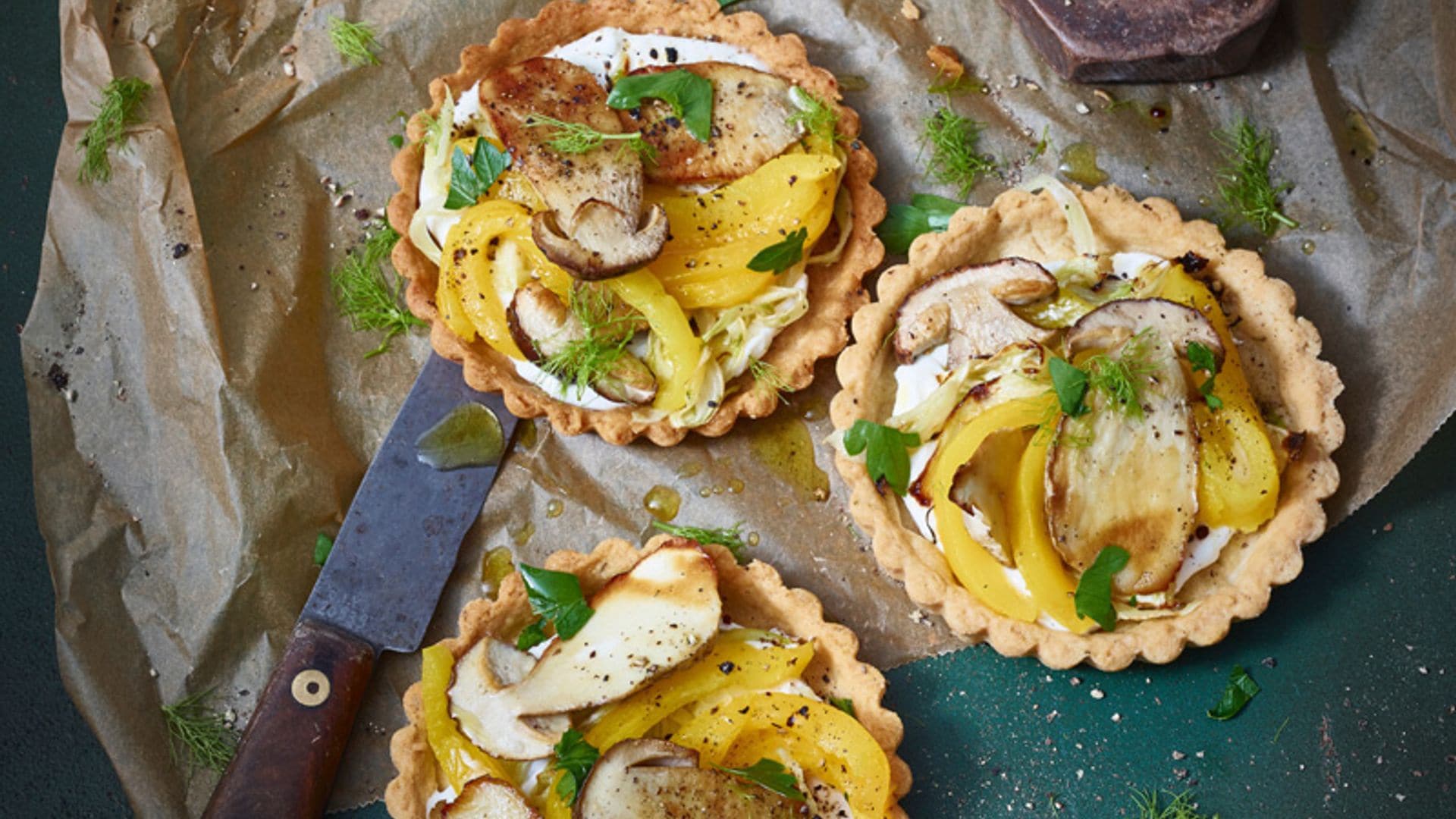 Tartaletas de boletus, mozarela y pimiento amarillo