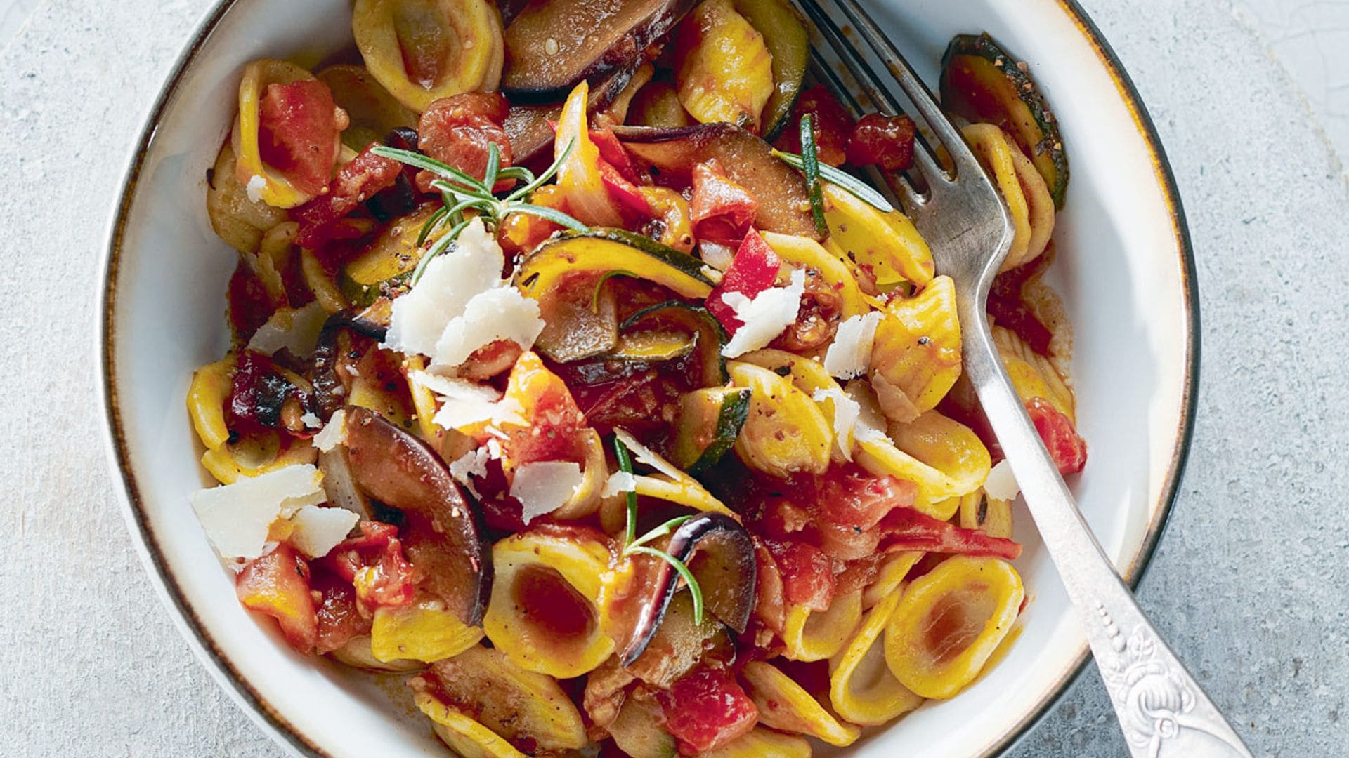 Orejitas de pasta con salsa tomate y verduras