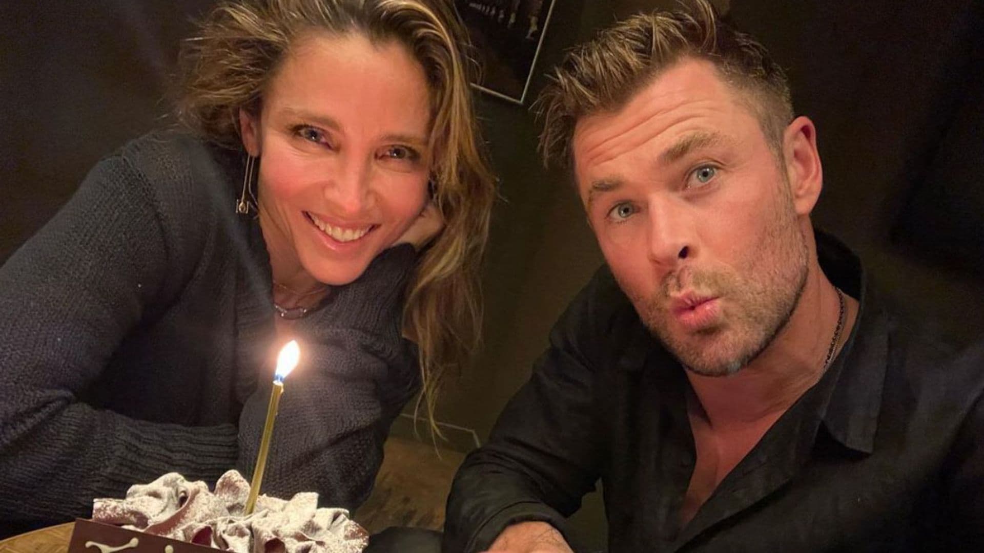 Chris Hemsworth sopla sus 39 velas en una divertida tarta ¡preparada por sus hijos!