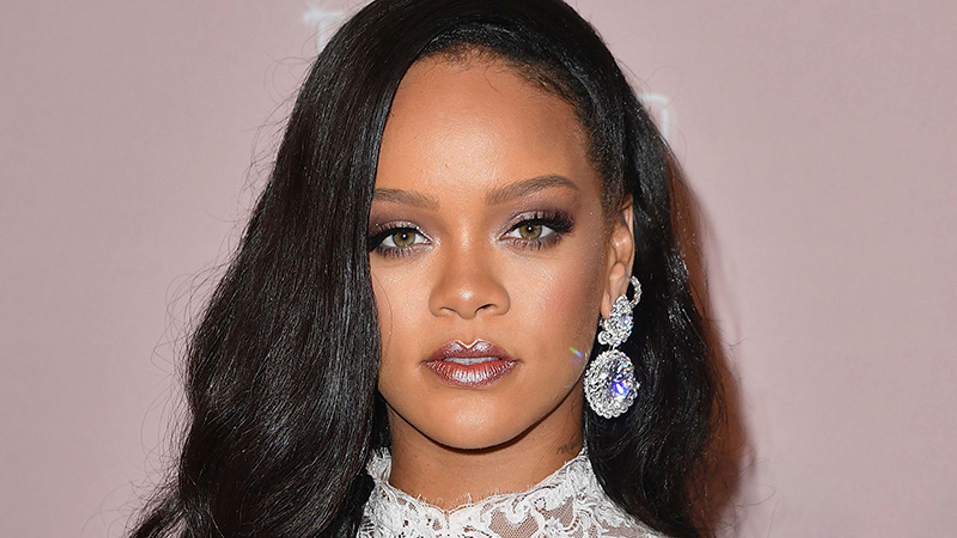 El sencillo truco de Rihanna para estilizar el cuello